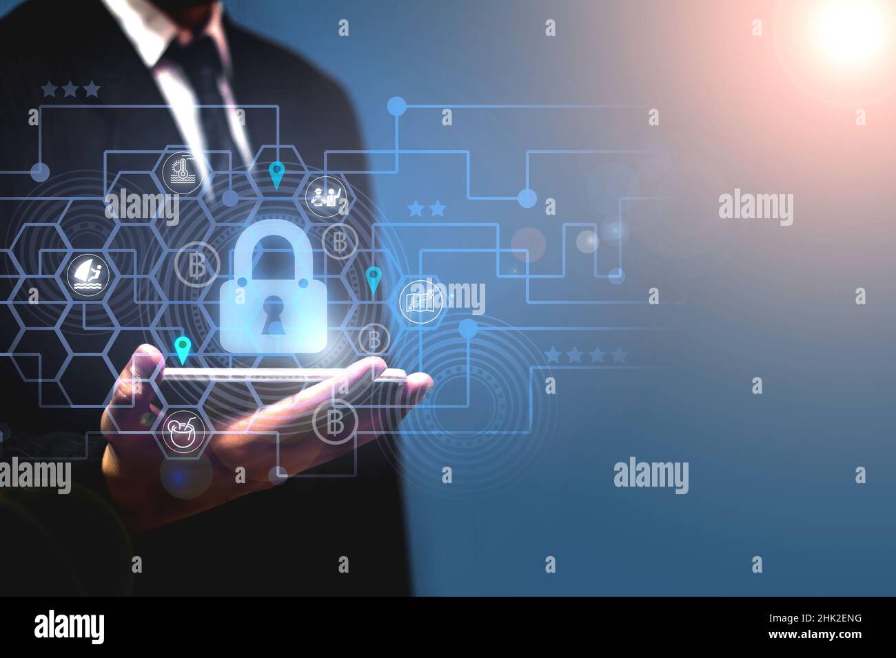 Gli uomini d'affari proteggono le informazioni personali sugli smartphone concetti di privacy di protezione dei dati, transazioni di viaggio, reti di sicurezza informatica Padlock Foto Stock