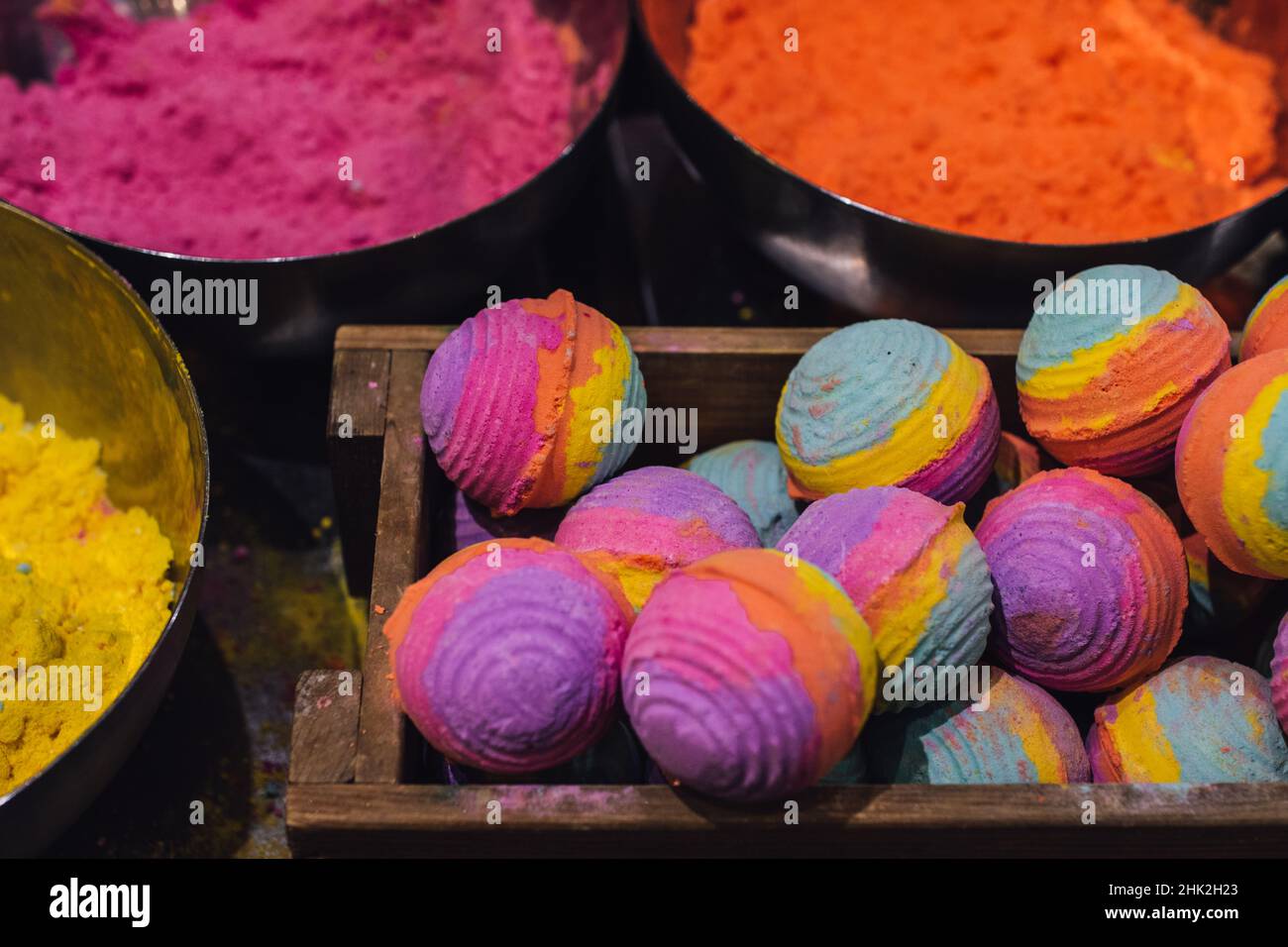 realizzazione di bombe da bagno multicolore con polveri Foto Stock
