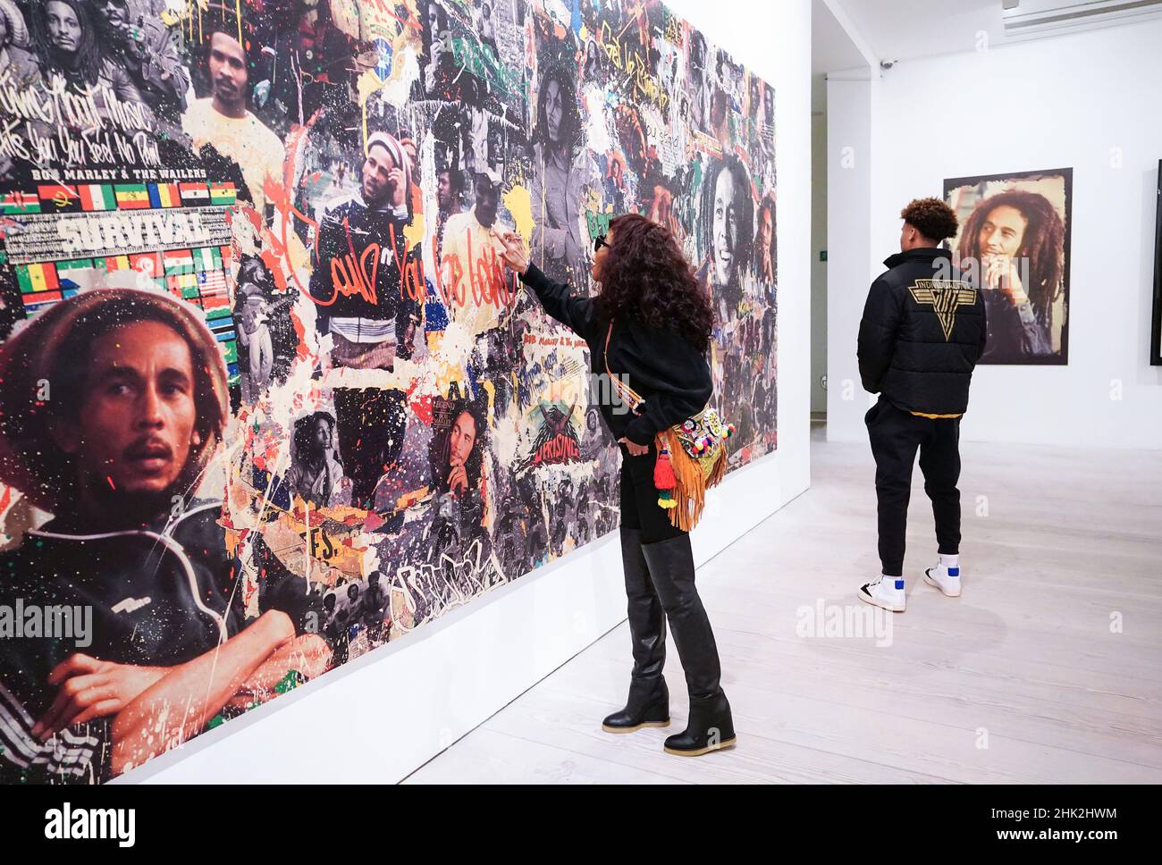 La figlia di Bob e Rita Marley, Cedella Marley e suo figlio Sayan Marley, si vedano la Bob Marley One Love Experience alla Saatchi Gallery. Data immagine: Martedì 1 febbraio 2022. Foto Stock