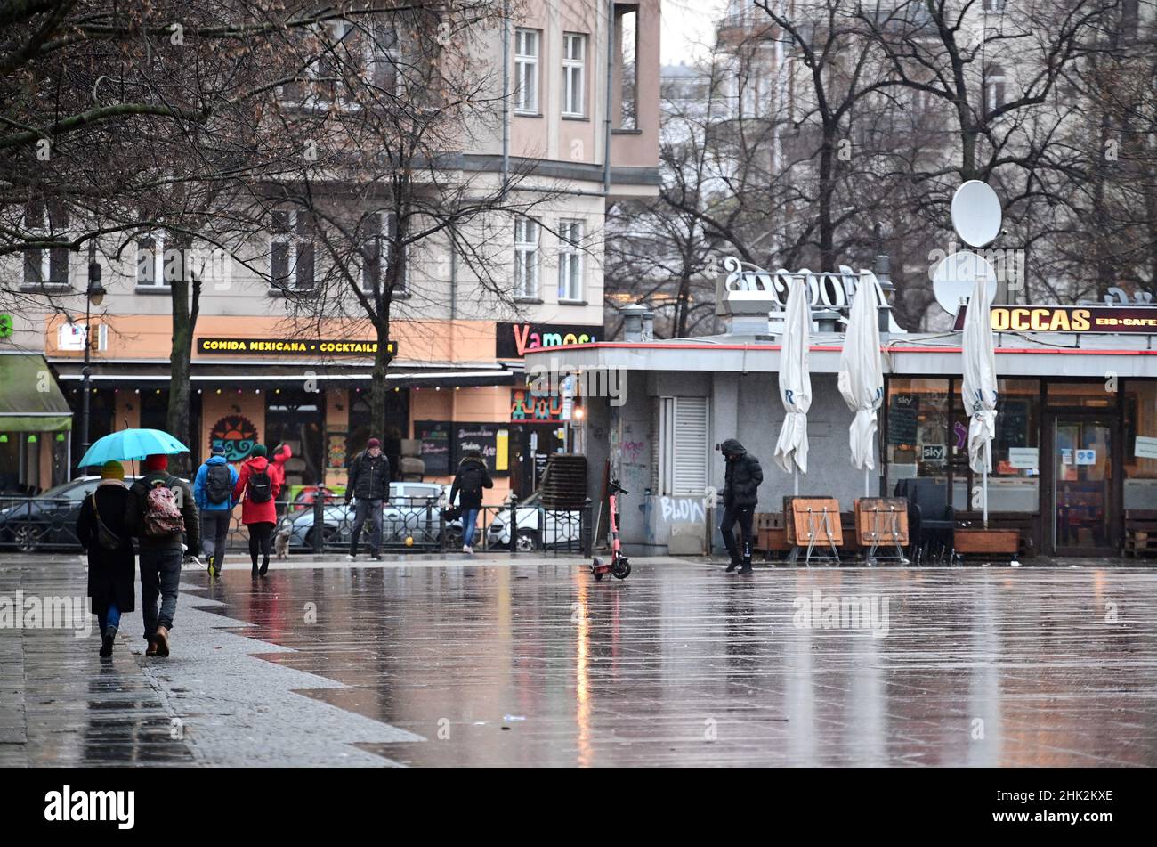 Berlino, Germania. 01st Feb 2022. Passer-by-a piedi attraverso Winterfeldtplatz nel quartiere Schöneberg di Tempelhof-Schöneberg, Berlino, sotto la pioggia. Credit: Soeren Stache/dpa-Zentralbild/dpa/Alamy Live News Foto Stock