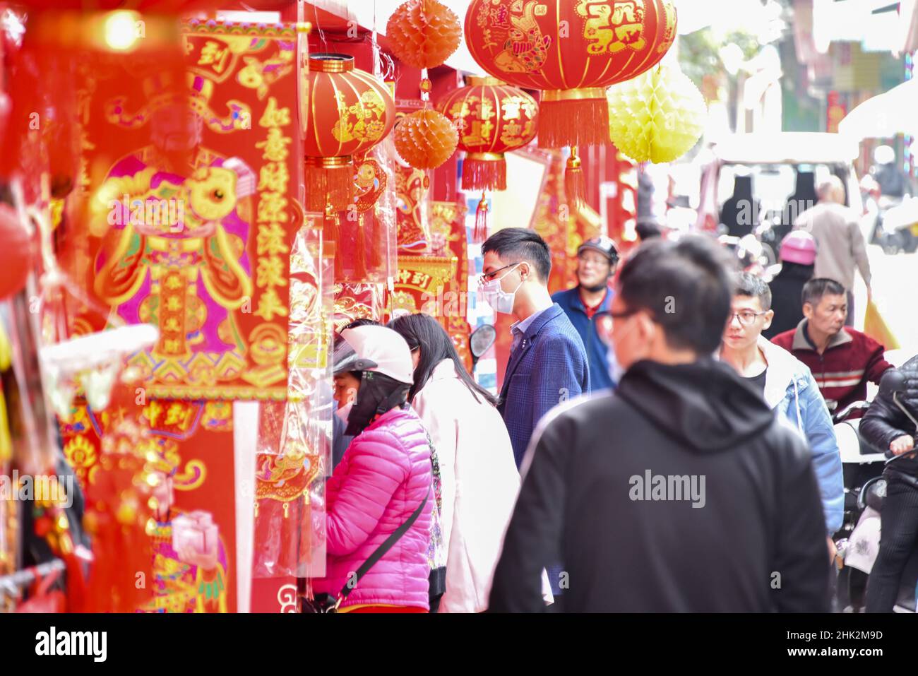 Spring Festival couplets ( Chinese couplets ) (con il personaggio in cinese, che significa fortuna）appeso per la vendita. Foto Stock