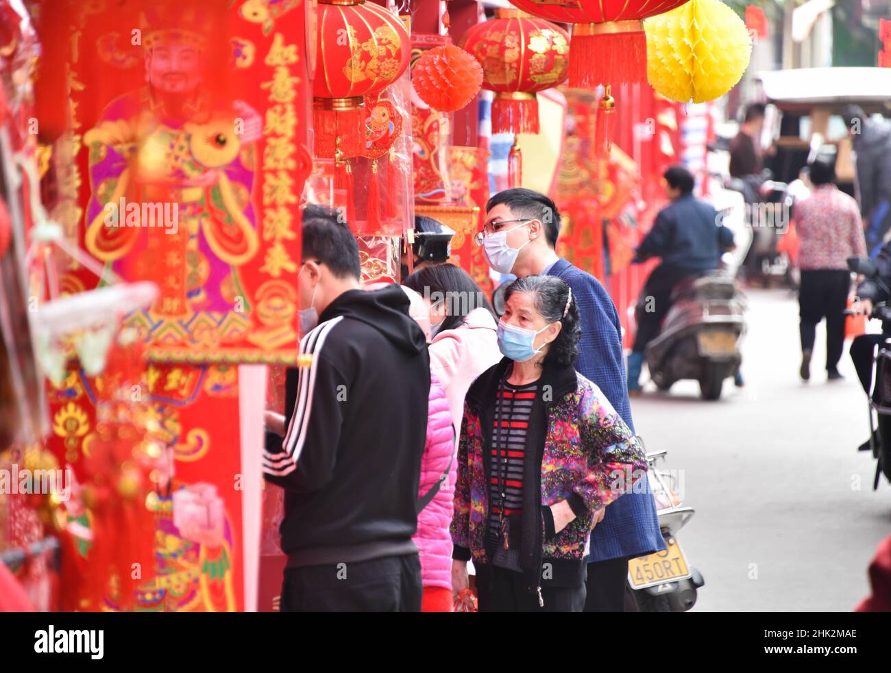 Spring Festival couplets ( Chinese couplets ) (con il personaggio in cinese, che significa fortuna）appeso per la vendita. Foto Stock