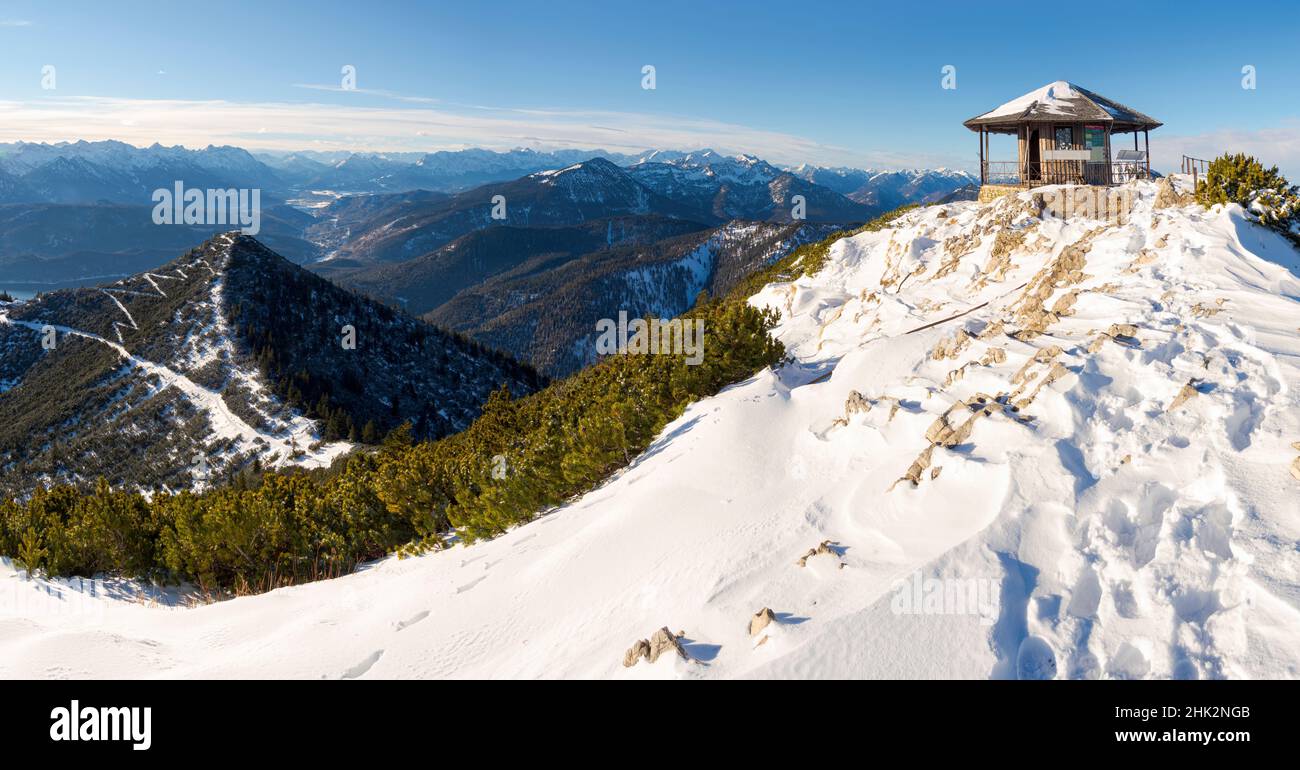 Vista verso il padiglione in cima. Vista dal Monte Herzogstand vicino al lago Walchensee. Germania, Baviera Foto Stock