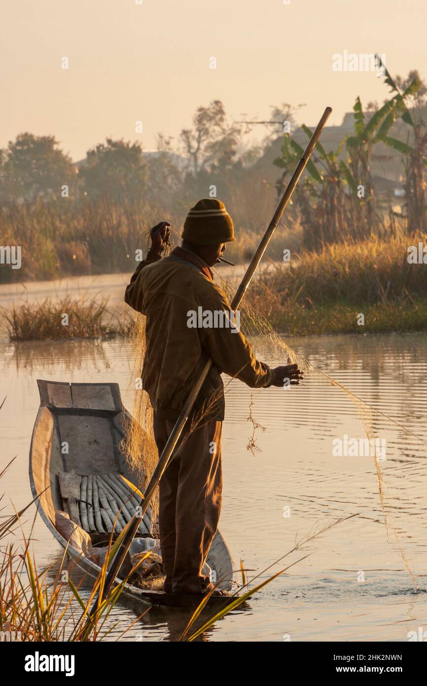 Inlay Lake, Shan state, Myanmar. Pescatore e la sua rete. (Solo per uso editoriale) Foto Stock