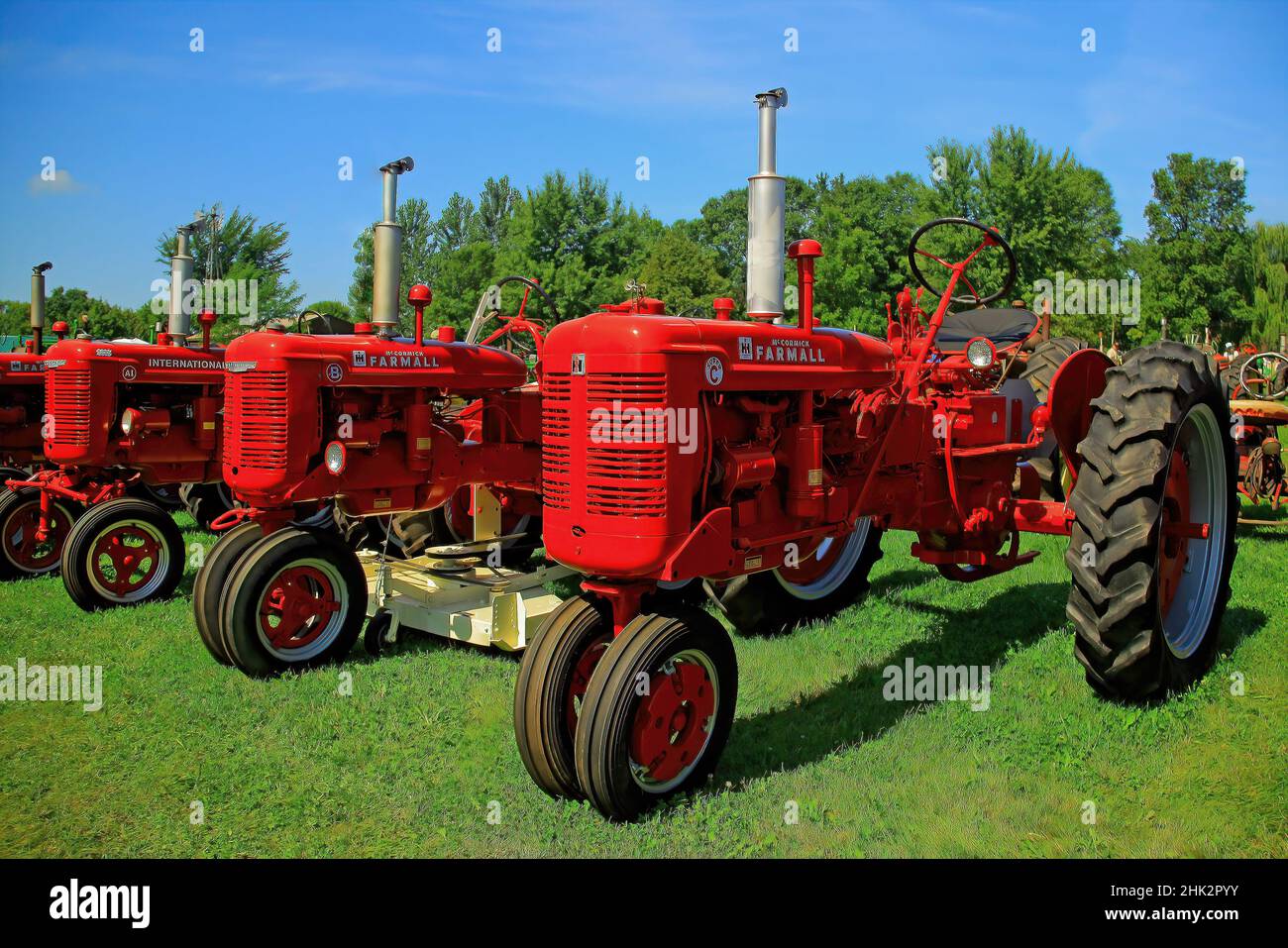 1954 Farmall Super C - e 1945 Farmall B in mostra all'Almelund Threshers Show, Almelund, Minnesota. Foto Stock
