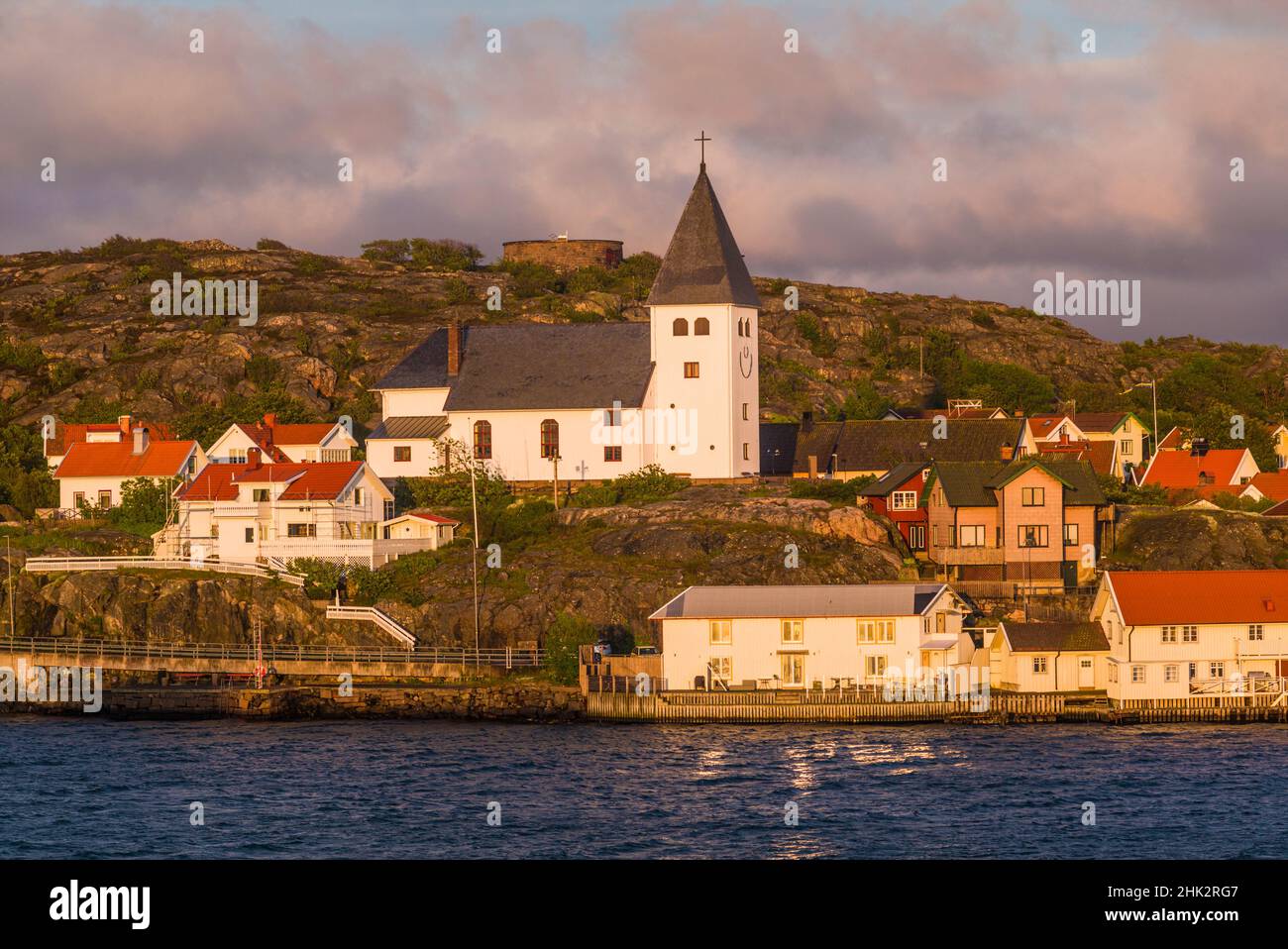 Svezia, Bohuslan, Isola di Tjorn, Skarhamn, Chiesa di Skarhamn, Tardo pomeriggio (solo per uso editoriale) Foto Stock