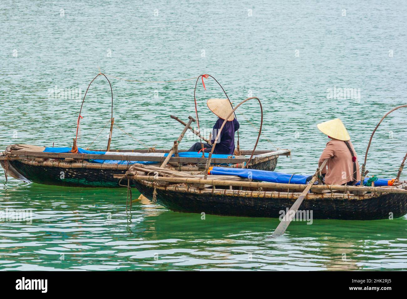 Vietnam, Cat Ba. Donne in barche a remi. (Solo per uso editoriale) Foto Stock