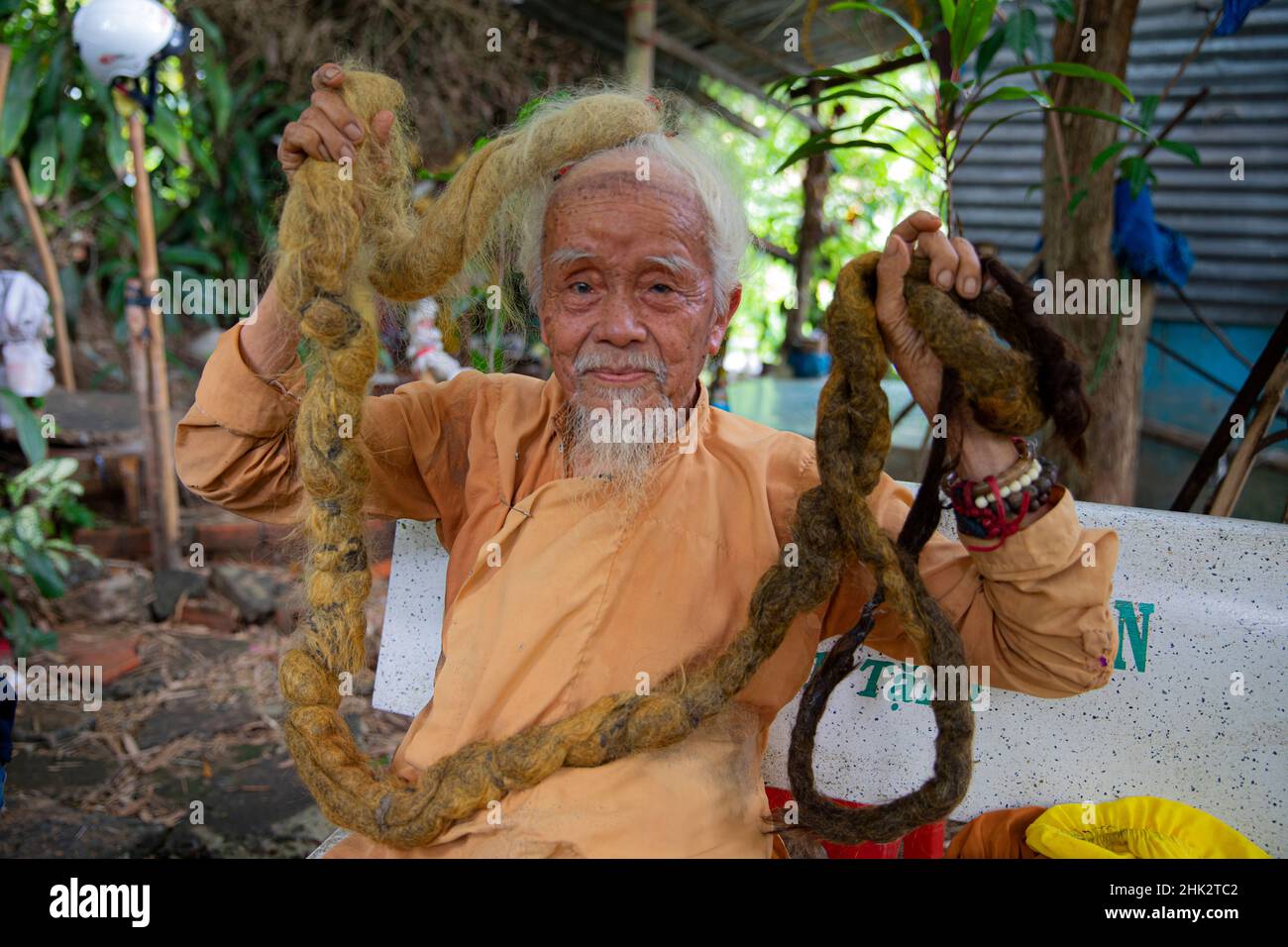 Vietnam. Uomo di 92 anni dal Phat Giao Hoa Hao, movimento religioso buddista vietnamita. I suoi capelli sono cresciuti a 5 metri negli ultimi 60 anni. Foto Stock
