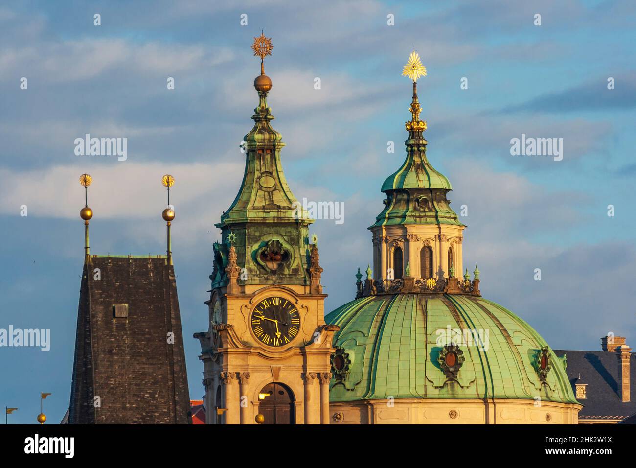 La cupola e il campanile della chiesa barocca di San Nicola. Praga, capitale della Repubblica Ceca, Patrimonio dell'Umanità dell'UNESCO, Repubblica Ceca, Euro orientale Foto Stock