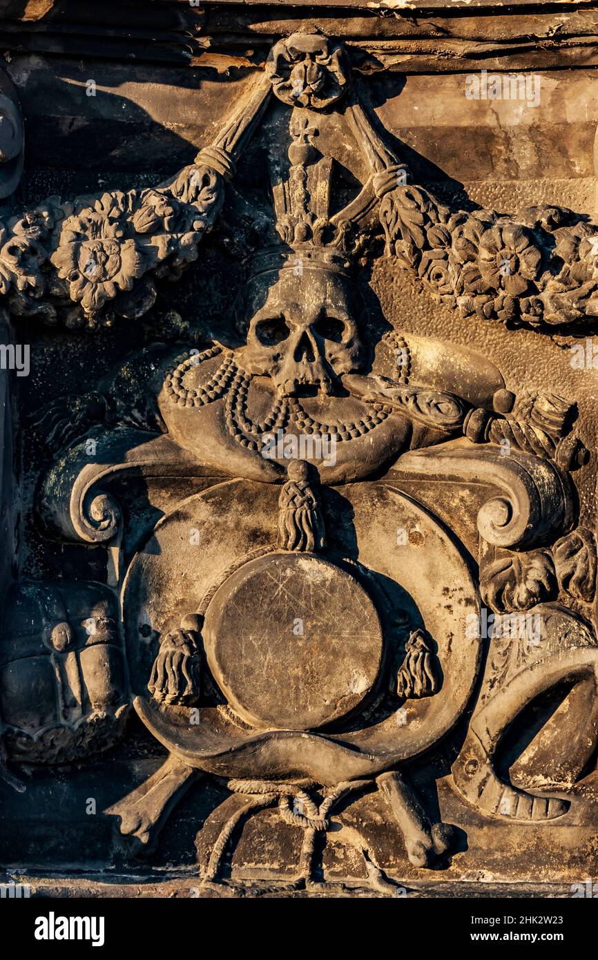 Praga, Repubblica Ceca. Scultura in pietra di un cranio alla base di una statua. Foto Stock