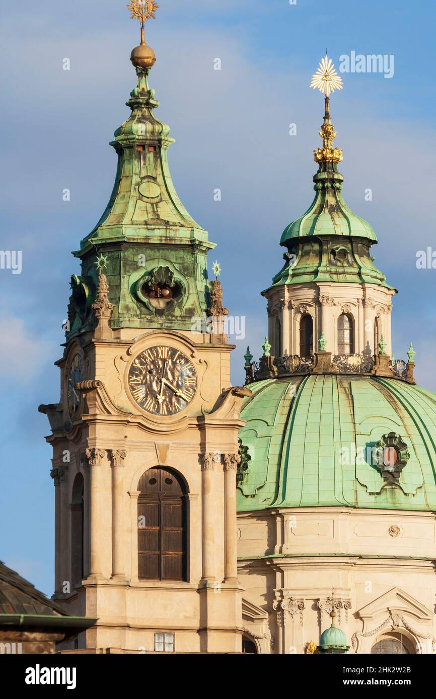 La cupola e il campanile della chiesa barocca di San Nicola. Praga, capitale della Repubblica Ceca, Patrimonio dell'Umanità dell'UNESCO, Repubblica Ceca, Euro orientale Foto Stock