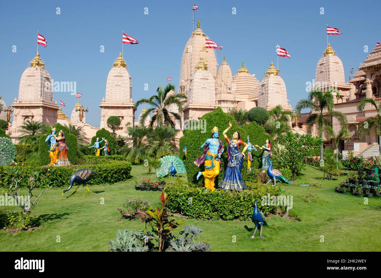 Idoli di Radha e Krishna in diverse pose nel giardino di Nilkanthdham, tempio Swaminarayan, Poicha, Gujarat, Foto Stock