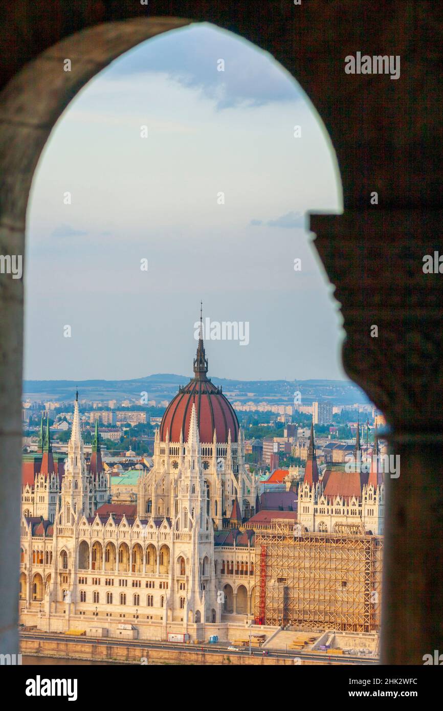Ungheria, Budapest. Vista dell'edificio del Parlamento dall'interno del Bastione del Pescatore. Foto Stock