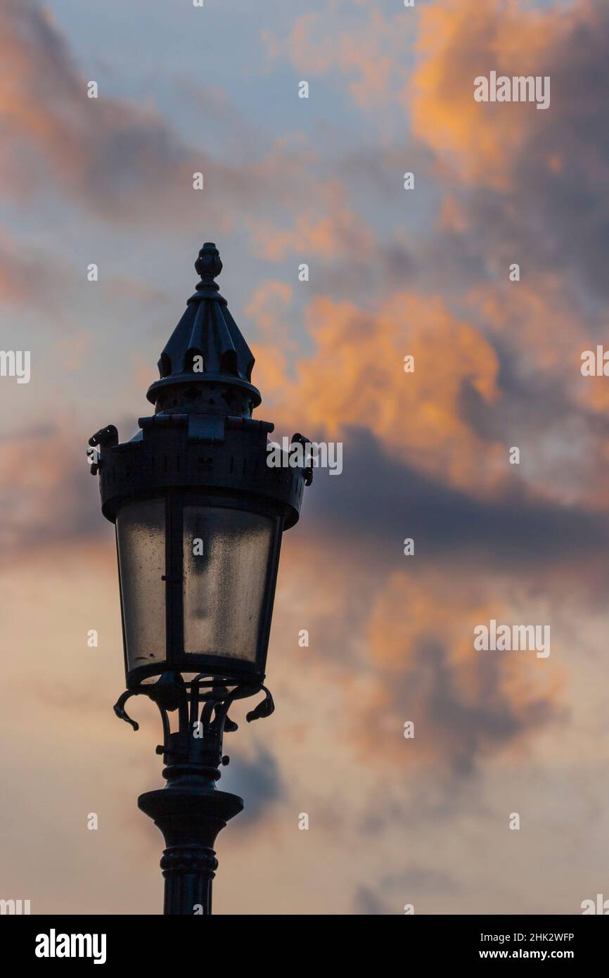 Ungheria, Budapest. Paletto chiaro contro le nuvole del tramonto. Foto Stock