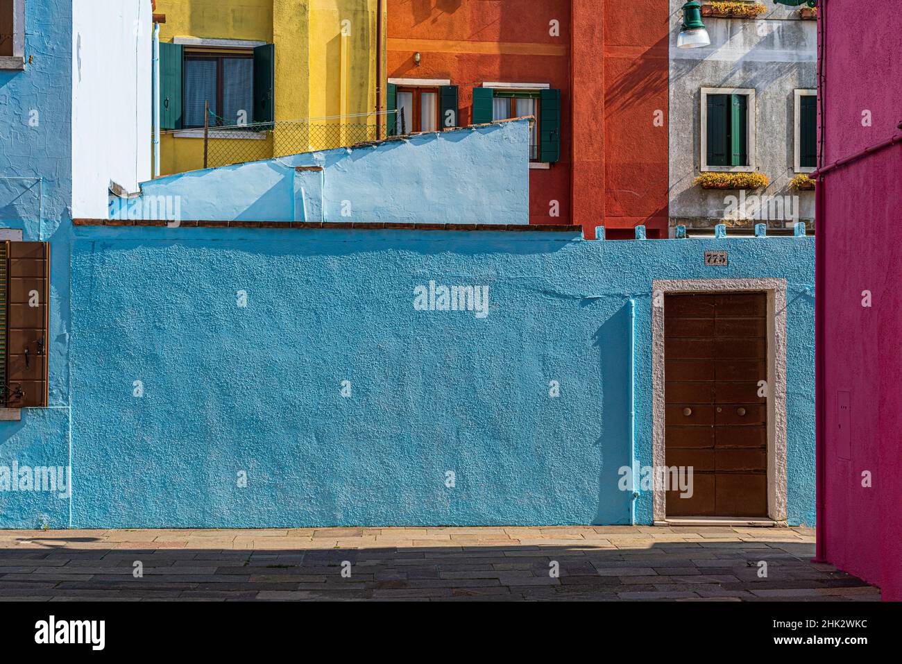 Europa, Italia, Venezia. Esterni colorati di casa a Burano. Foto Stock