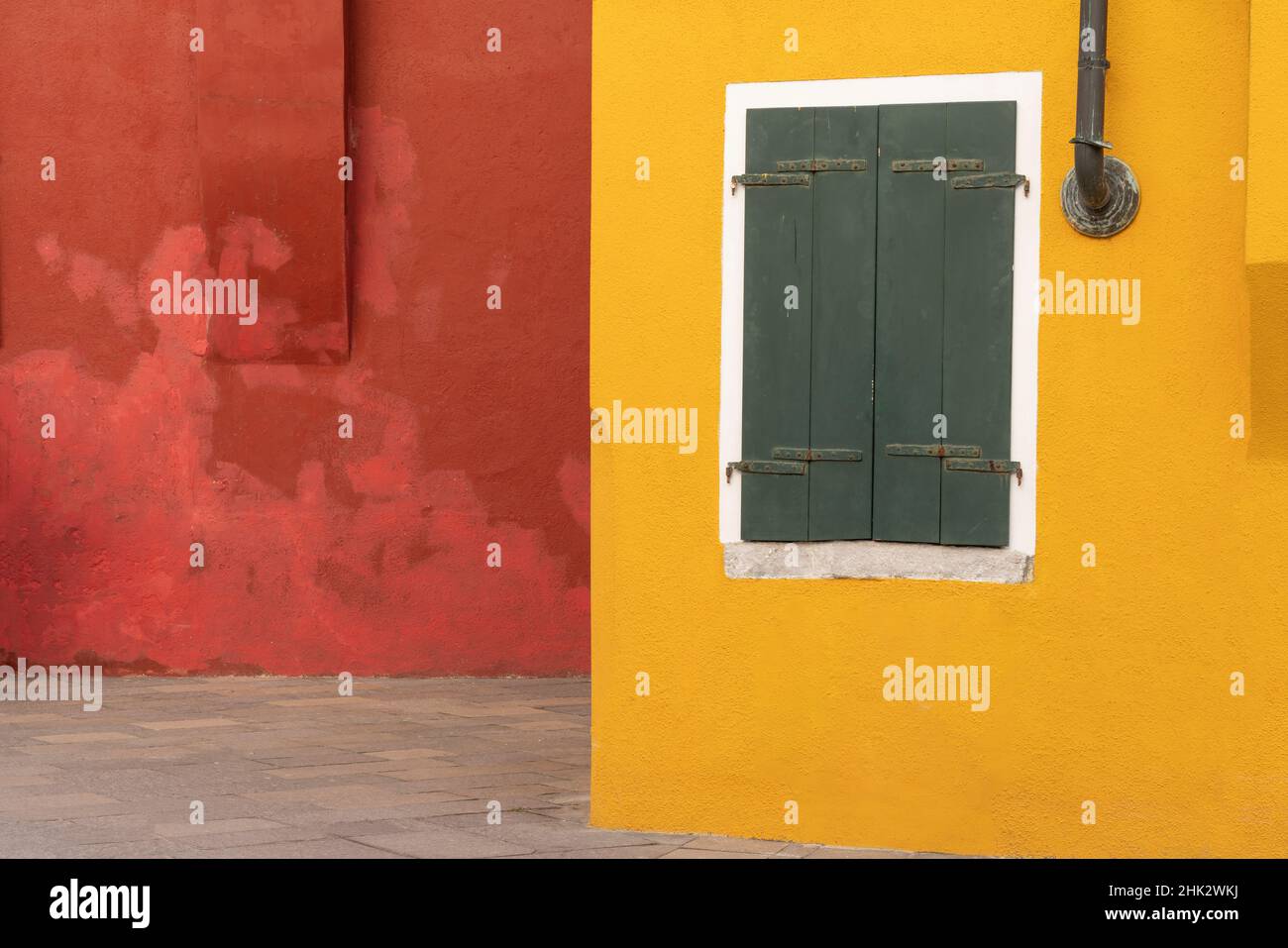 Europa, Italia, Venezia. Esterni colorati di casa a Burano. Foto Stock