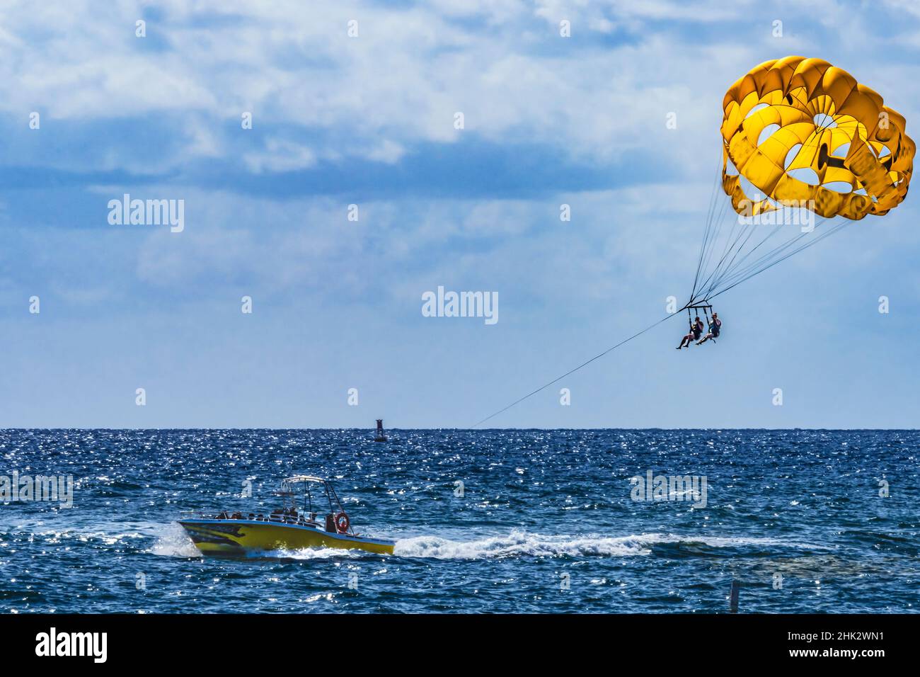 Due persone parasailing, Fort Lauderdale, Florida Foto Stock