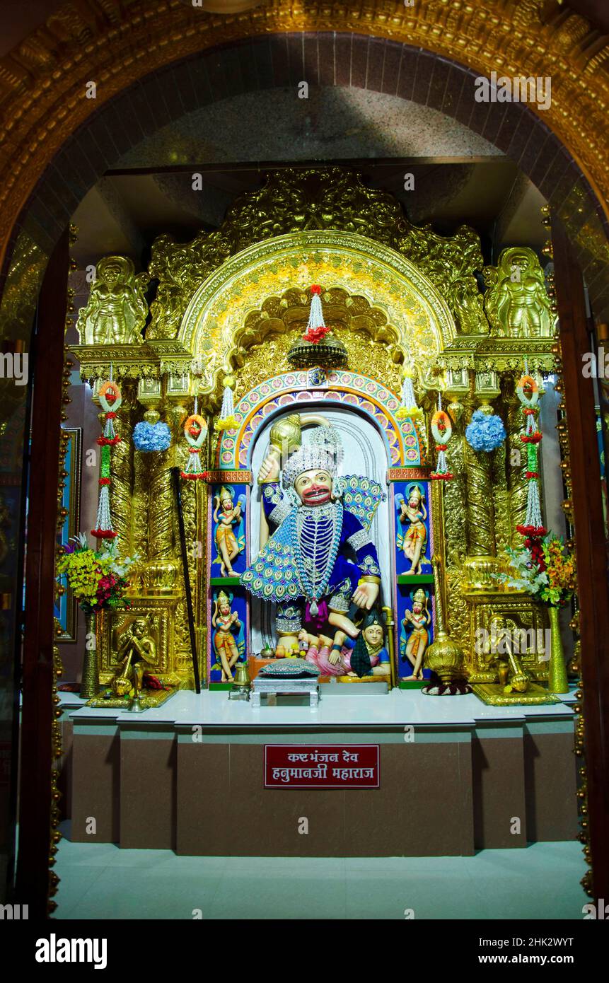 Lord Hanuman idol all'interno del tempio di Swaminarayan tempio, Nilkanthdham, Poicha, Gujarat, India Foto Stock