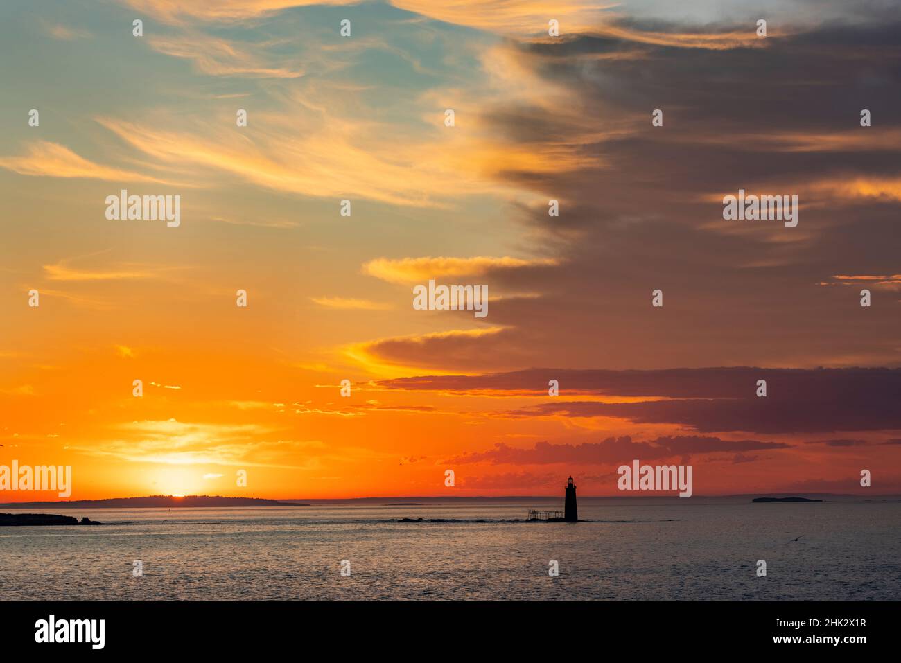 Spettacolari nuvole all'alba sul faro di RAM Island Ledge a Portland, Maine, USA Foto Stock