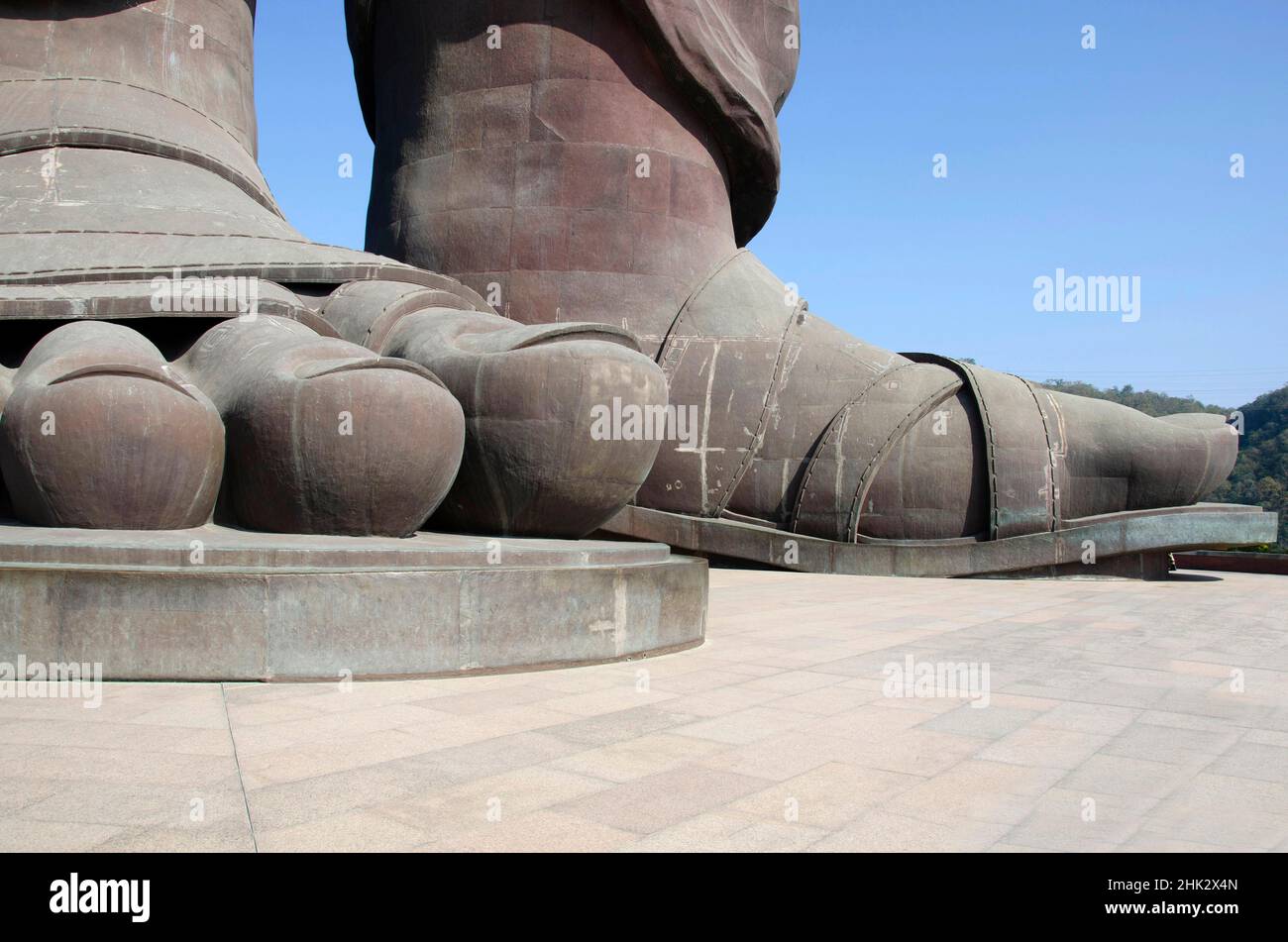 Primo piano dei piedi della Statua dell'unità di Vallabhbhai Patel. La