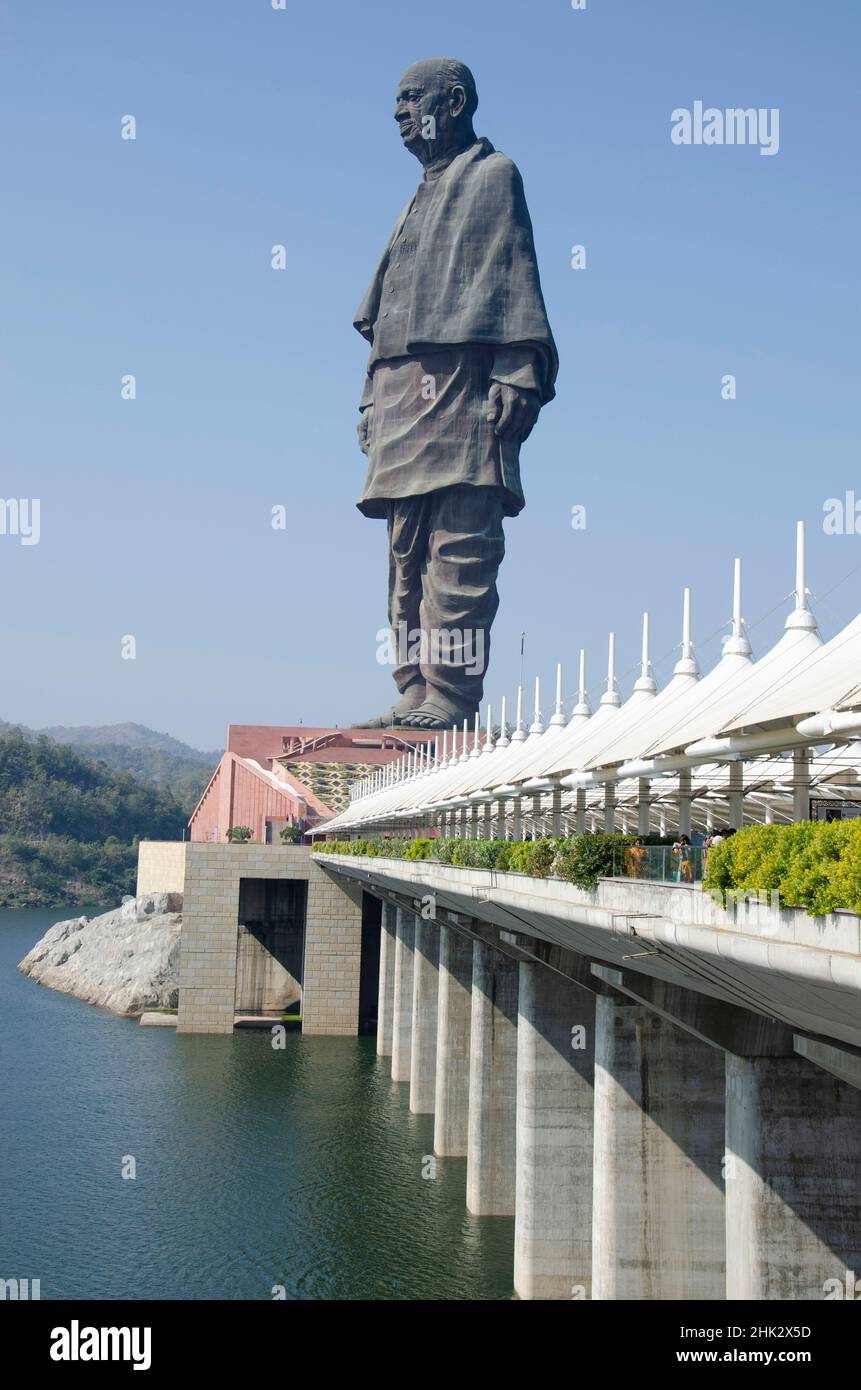 Statua dell'unità di Vallabhbhai Patel sulle rive del fiume Narmada. La statua più alta del mondo a 182 metri (597 piedi) di altezza. Colonia di Kevadiya, Gujarat, Indi Foto Stock