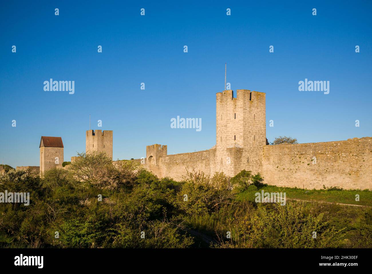 Svezia, Gotland Island, Visby, cinta muraria del 12th secolo, la più completa cinta muraria medievale d'Europa Foto Stock