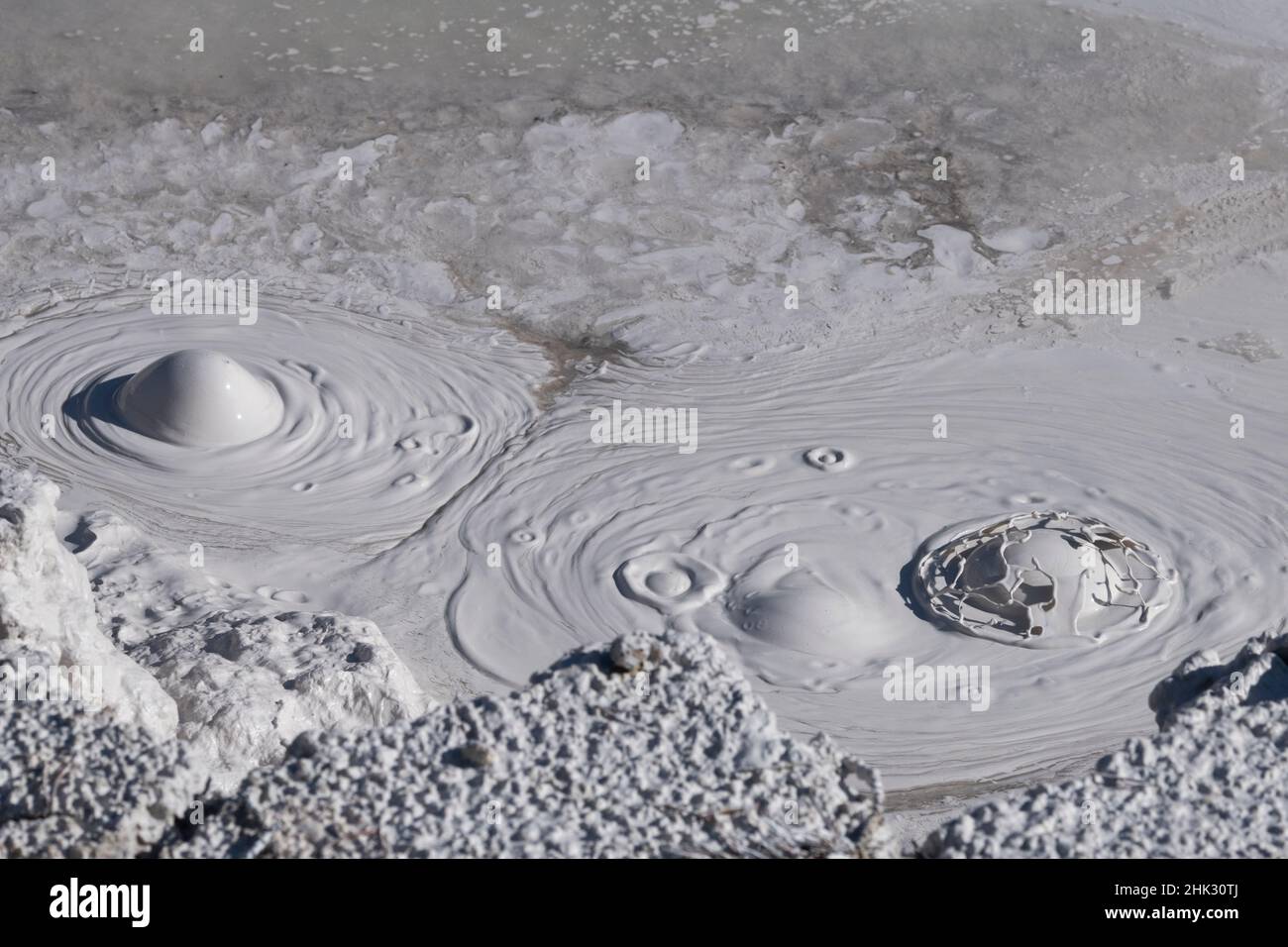 USA, Wyoming, Yellowstone National Park, Atrists' Paintpots. Pentole bollenti di fango caldo. Foto Stock