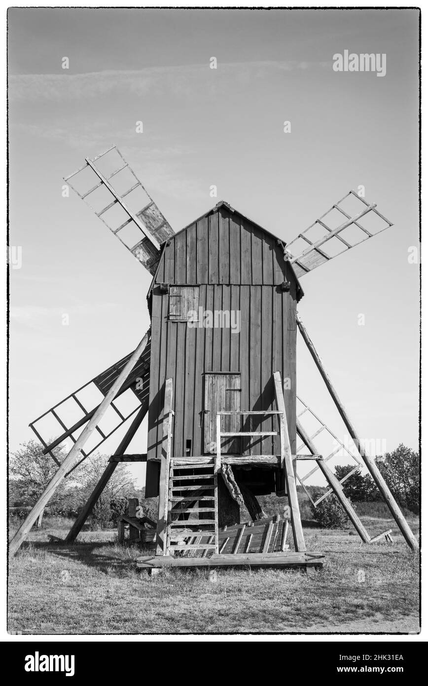 Svezia, Isola di Oland, Storlinge, antichi mulini a vento in legno Foto Stock