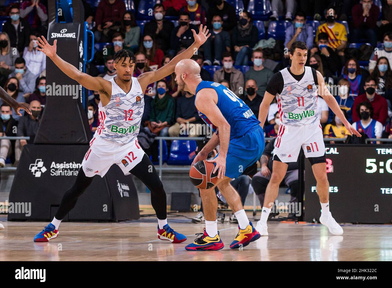 Barcellona, Spagna, 1 febbraio 2022, Nick Calathes del FC Barcelona in azione contro Jason George del Bayern Monaco durante la partita di basket Turkish Airlines Eurolega tra il FC Barcelona e il FC Bayern Monaco il 1 febbraio 2022 al Palau Blaugrana di Barcellona, Spagna - Foto: Javier Borrego/DPPI/LiveMedia Foto Stock