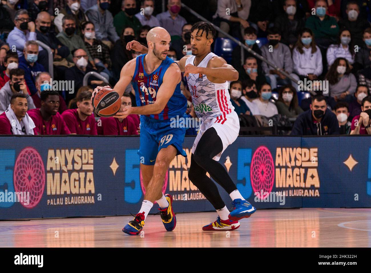 Barcellona, Spagna, 1 febbraio 2022, Nick Calathes del FC Barcelona in azione contro Jason George del Bayern Monaco durante la partita di basket Turkish Airlines Eurolega tra il FC Barcelona e il FC Bayern Monaco il 1 febbraio 2022 al Palau Blaugrana di Barcellona, Spagna - Foto: Javier Borrego/DPPI/LiveMedia Foto Stock