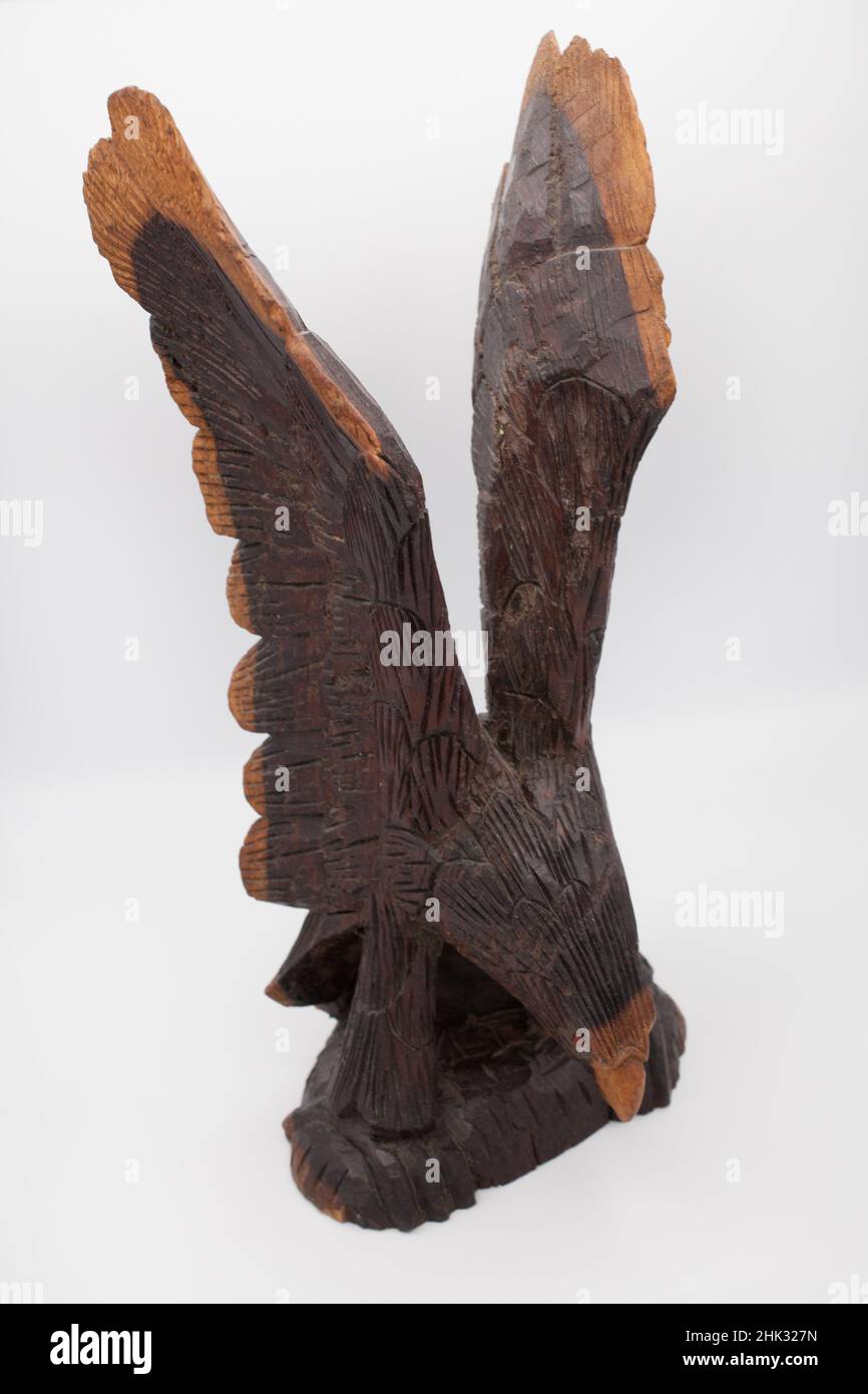 Una scultura in legno di un'aquila Foto Stock