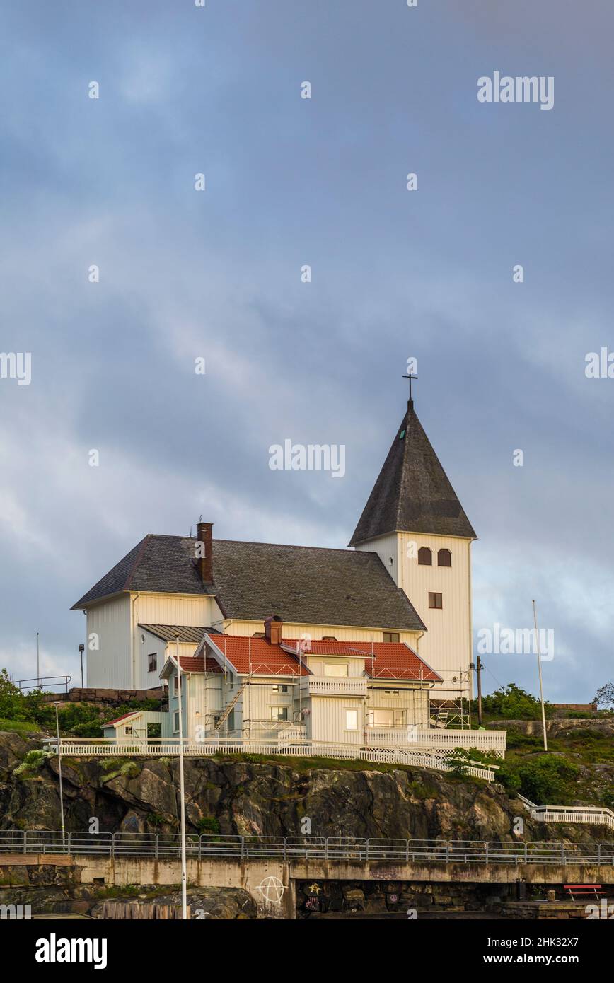 Svezia, Bohuslan, Isola di Tjorn, Skarhamn, Chiesa di Skarhamn, Tardo pomeriggio (solo per uso editoriale) Foto Stock