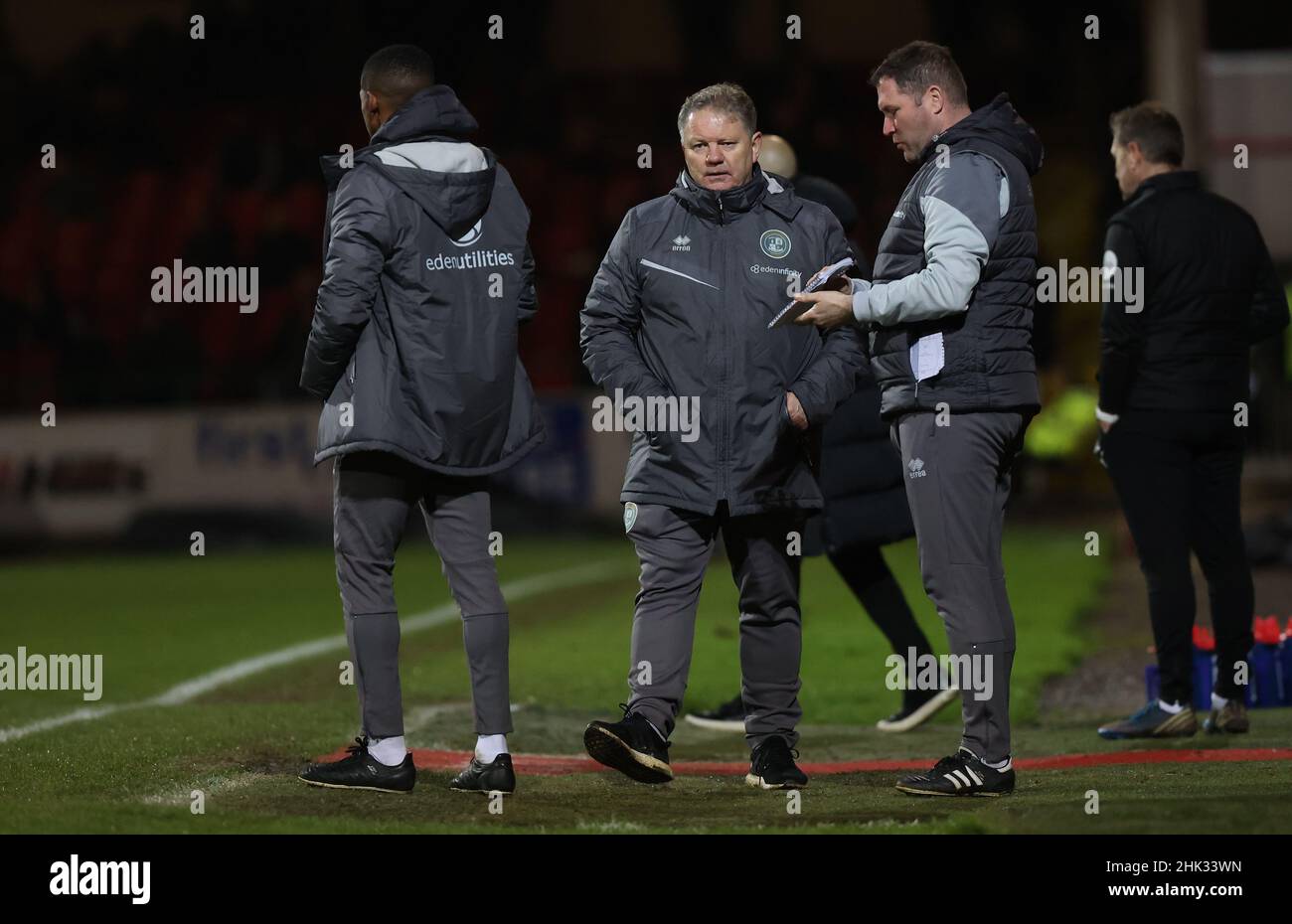 Il direttore di Crawley Town John Yems e il direttore assistente di Crawley Town Lee Bradbury durante la seconda partita della EFL League tra Swindon Town e Crawley Town al Energy Check County Ground . 2nd febbraio 2022 Foto Stock