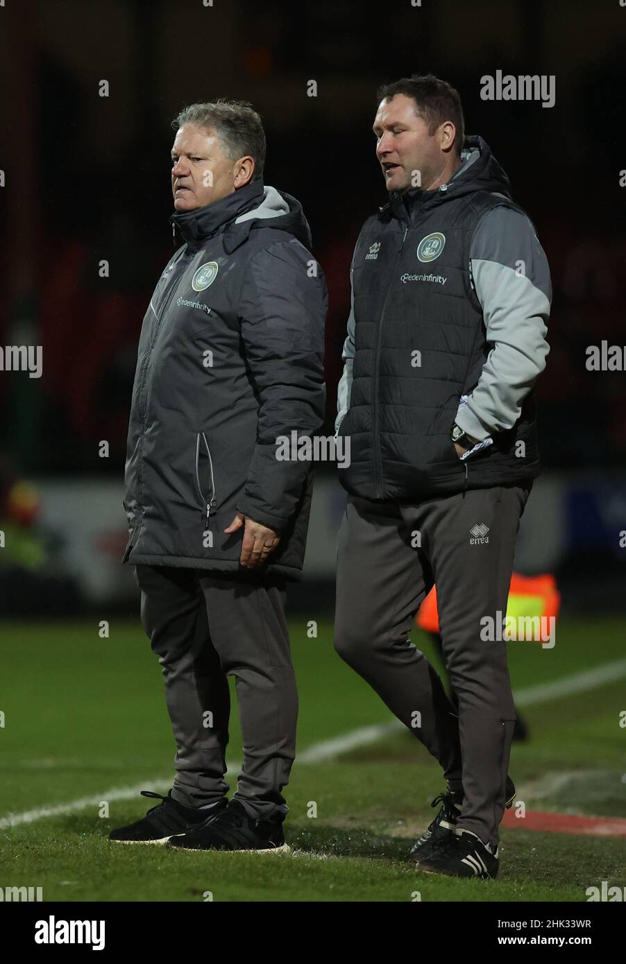 Il direttore di Crawley Town John Yems e il direttore assistente di Crawley Town Lee Bradbury durante la seconda partita della EFL League tra Swindon Town e Crawley Town al Energy Check County Ground . 2nd febbraio 2022 Foto Stock