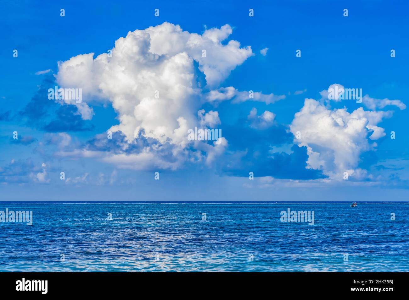Nube di pioggia colorata, Moorea, Tahiti, Polinesia francese. Colori blu diversi dalla laguna e dalle barriere coralline e dalle onde della barriera corallina esterna e dal blu profondo del Pacifico Foto Stock