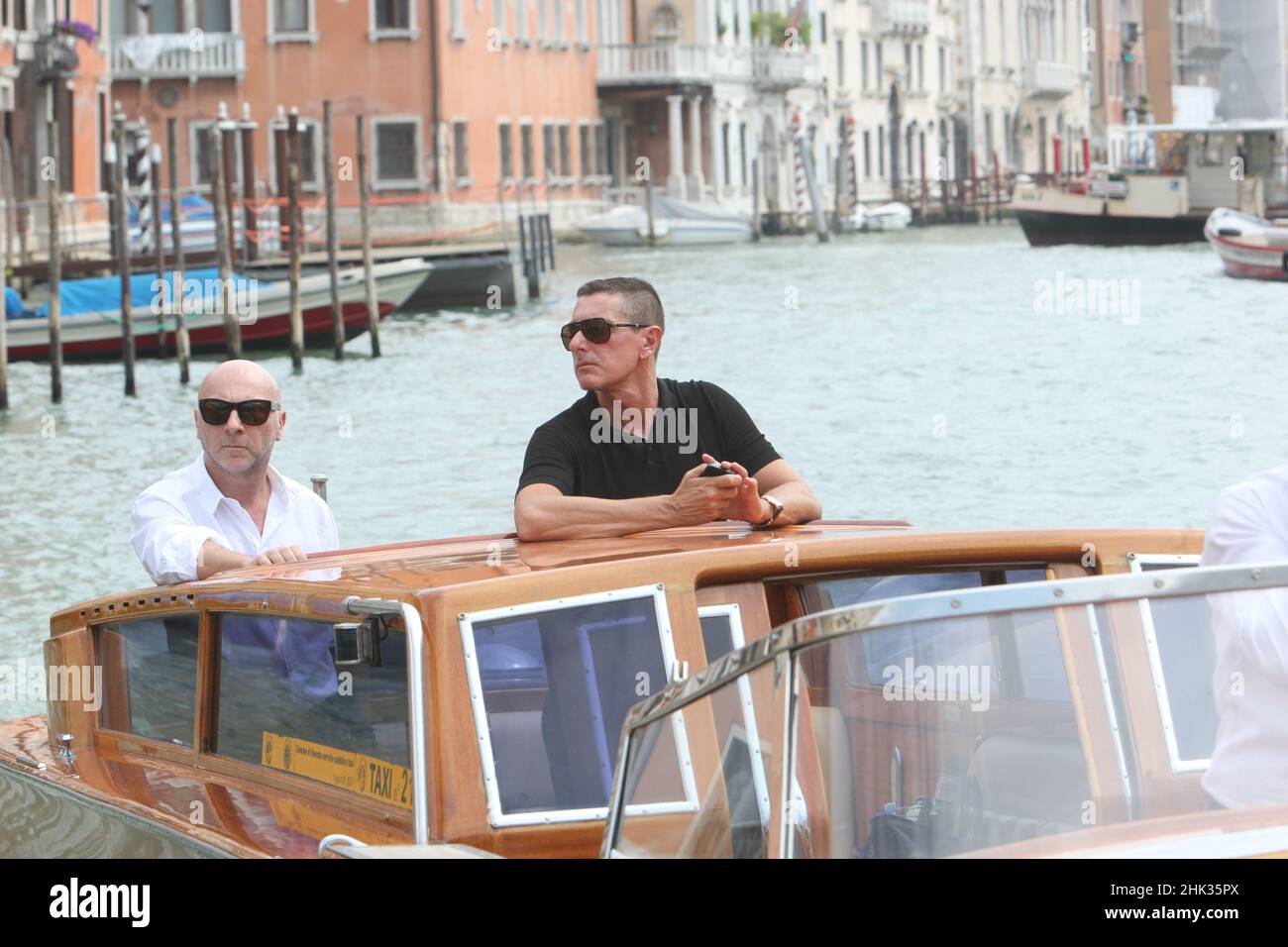 Domenico Dolce e Stefano Gabbana in taxi d'acqua a venezia Foto Stock