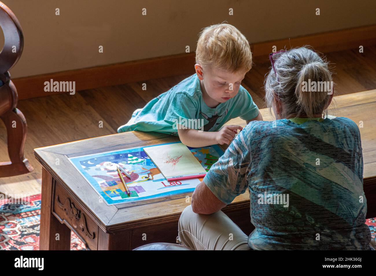 Nonna e nipote imparano e disegnano. (SIG.) Foto Stock