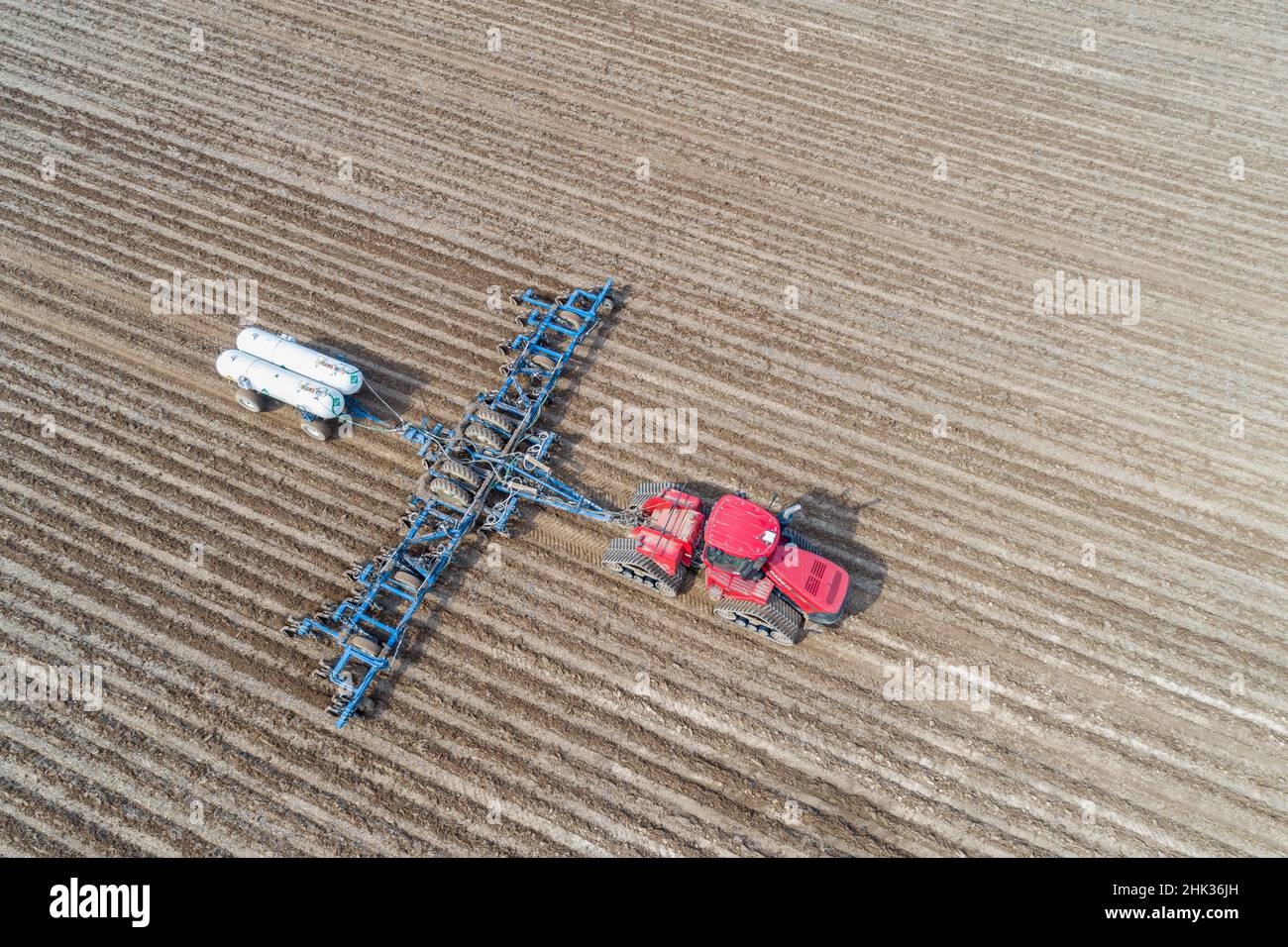 Vista aerea del trattore che applica ammoniaca anidra al campo di mais, Marion County, Illinois Foto Stock