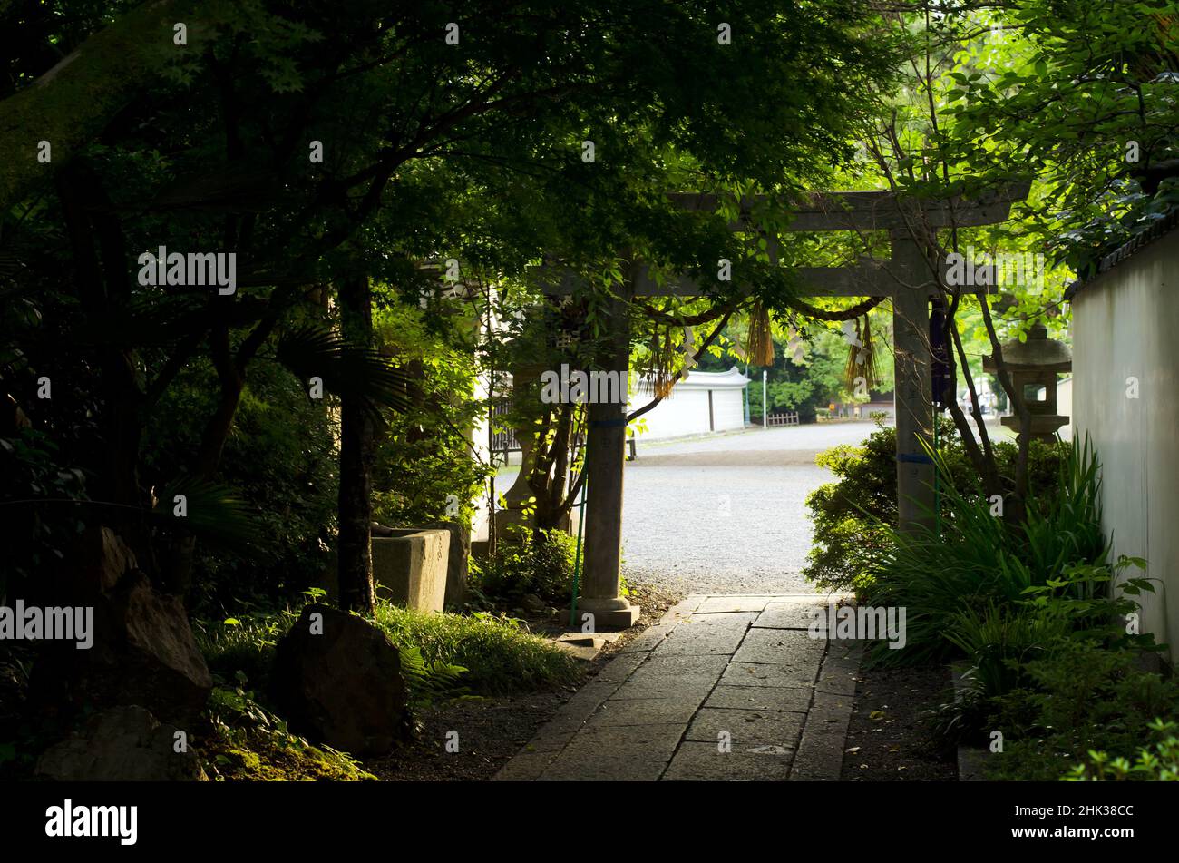 Dark santuario porta toori a Kyoto in serata Foto Stock