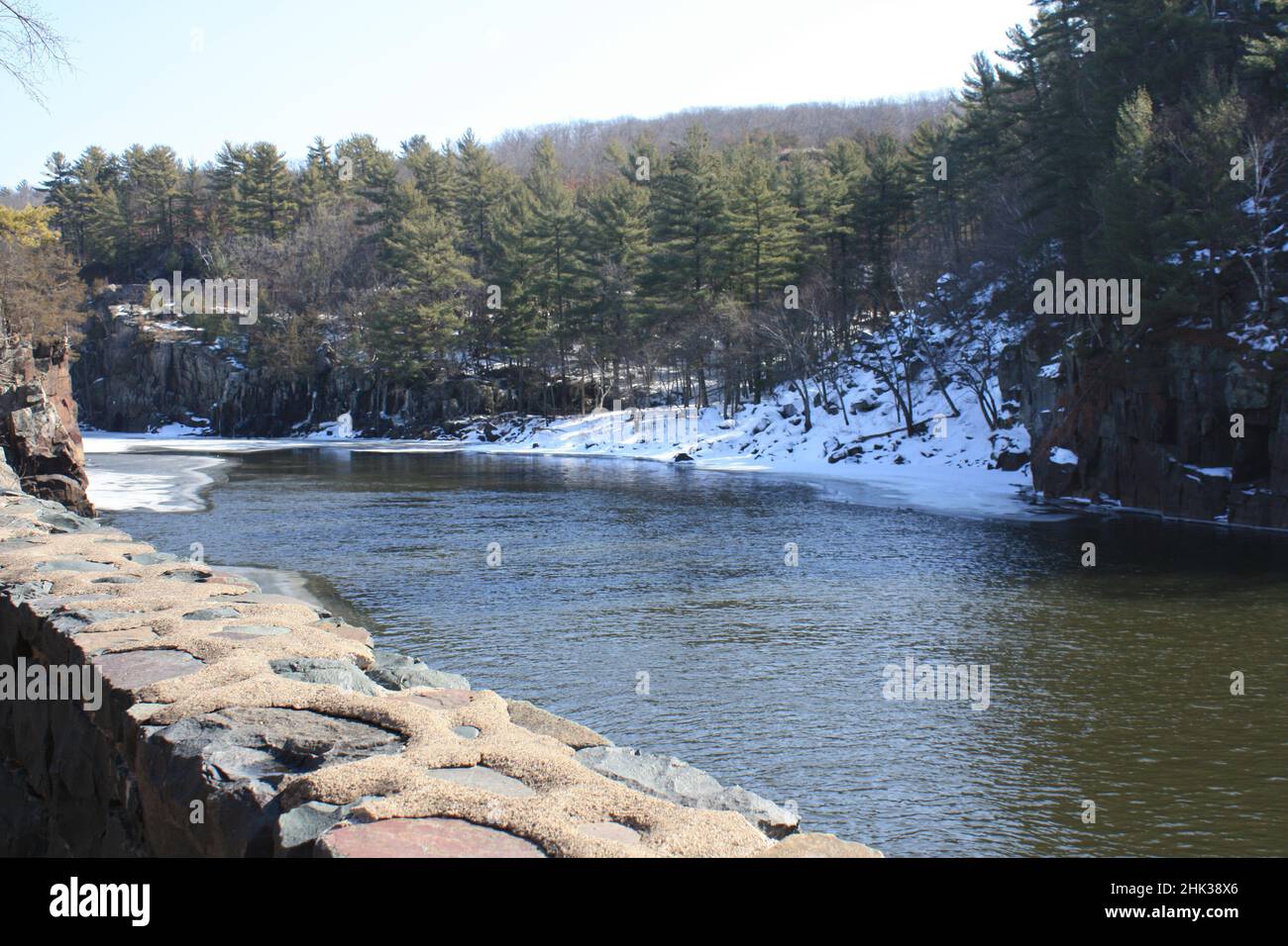 Il fiume St. Croix attraversa l'Interstate state Park in inverno alle Taylors Falls, Minnesota USA Foto Stock