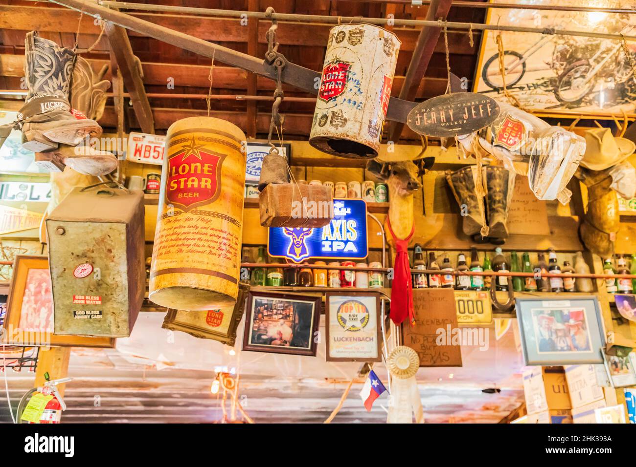 Luckenbach, Texas, Stati Uniti. Grandi lattine di birra appese al soffitto di un salone a Luckenbach, Texas. (Solo per uso editoriale) Foto Stock Luckenbach, Texas, Stati Uniti. Grandi lattine di birra appese al soffitto di un salone a Luckenbach, Texas. (Solo per uso editoriale) Foto Stock