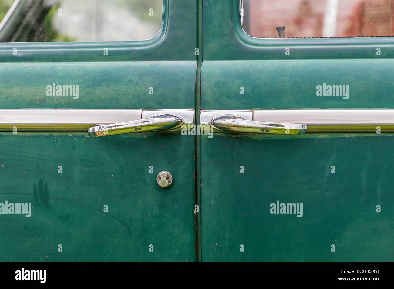 Latah, stato di Washington, Stati Uniti. Maniglie cromate su porte suicide di un'automobile vintage Plymouth Super De Luxe. (Solo per uso editoriale) Foto Stock