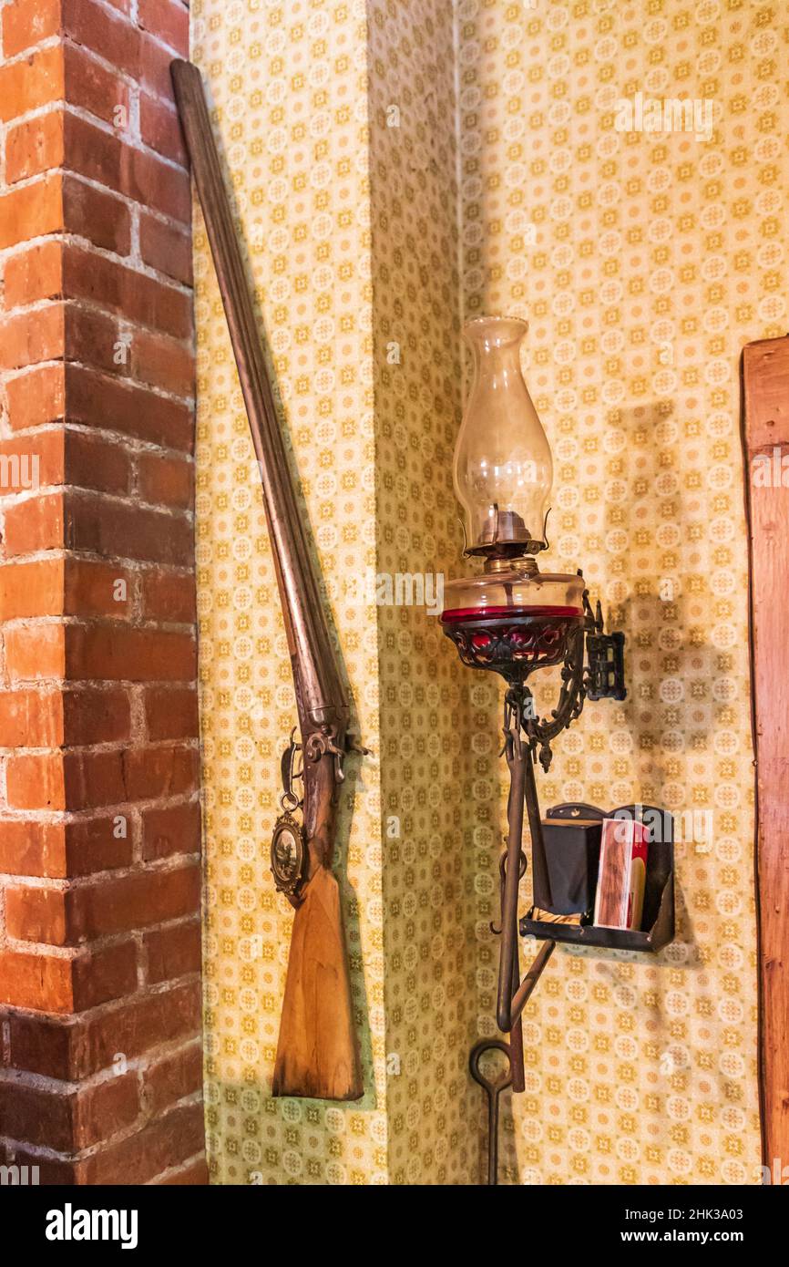 Latah, stato di Washington, Stati Uniti. Fucile vintage in una vecchia casa colonica. (Solo per uso editoriale) Foto Stock