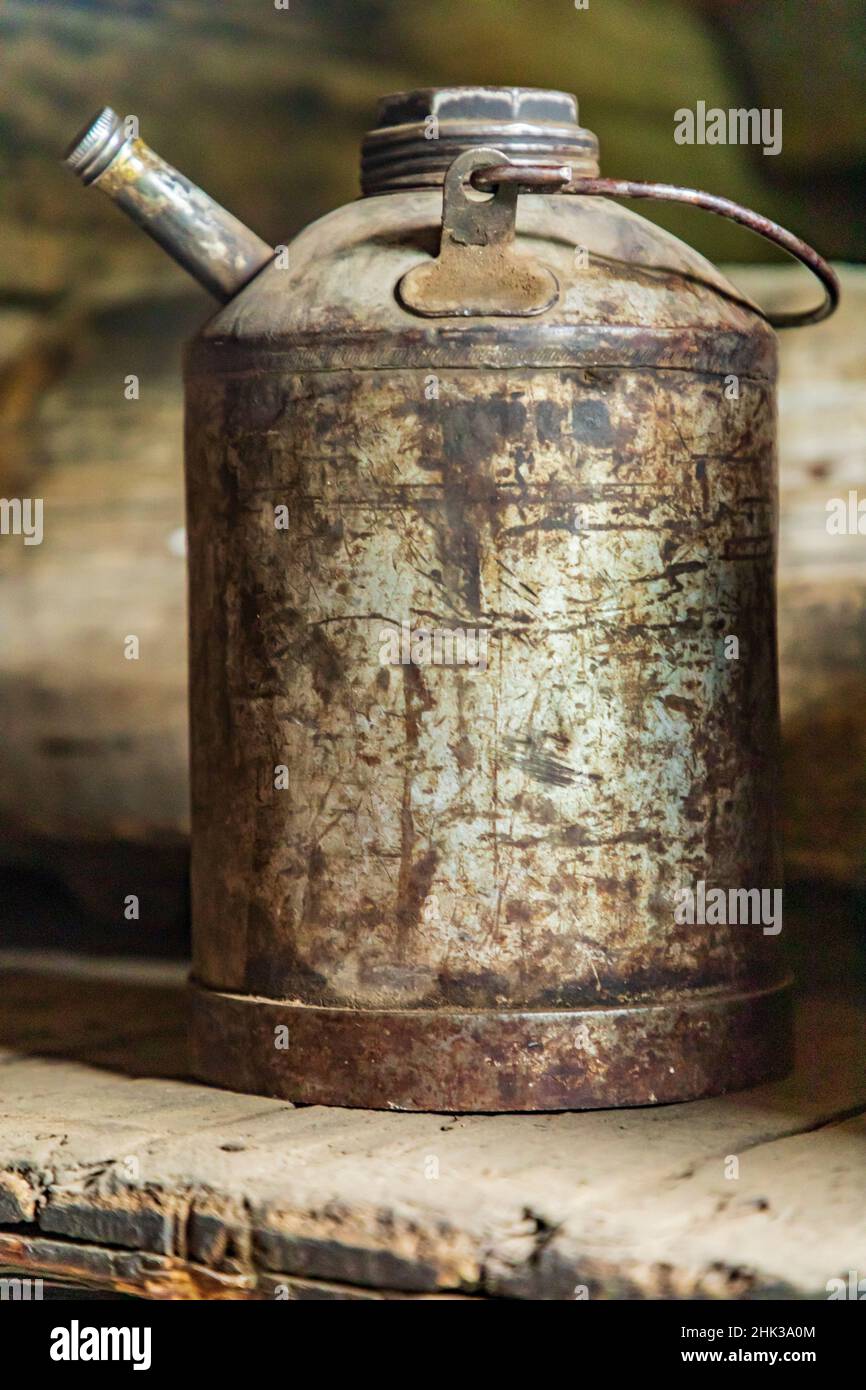 Latah, stato di Washington, Stati Uniti. Lattina d'olio d'epoca in un vecchio fienile. Foto Stock