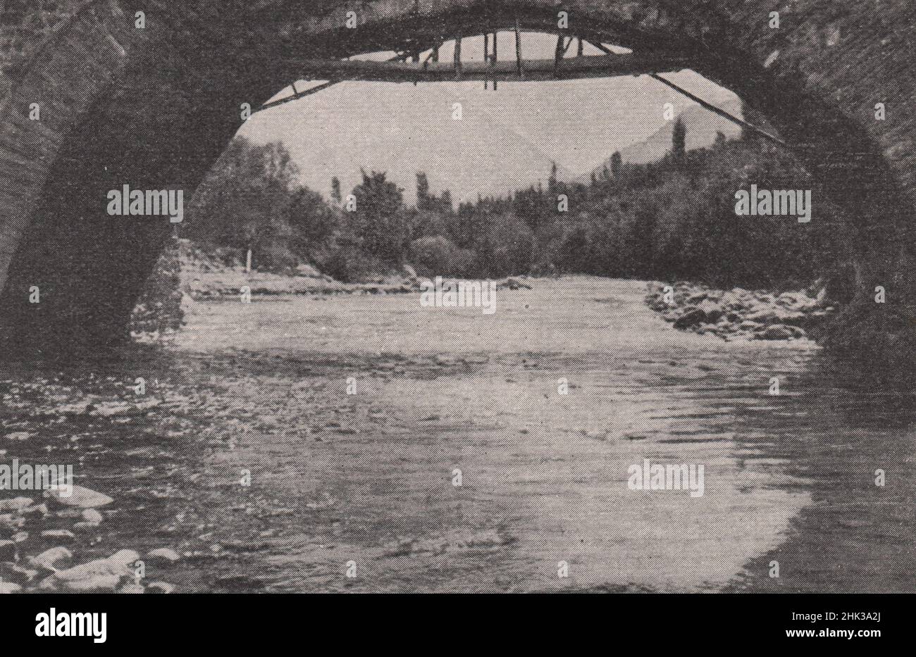 Rive boscose della Rud Jarji presso il ponte di Lateoon. Iran. Persia (1923) Foto Stock