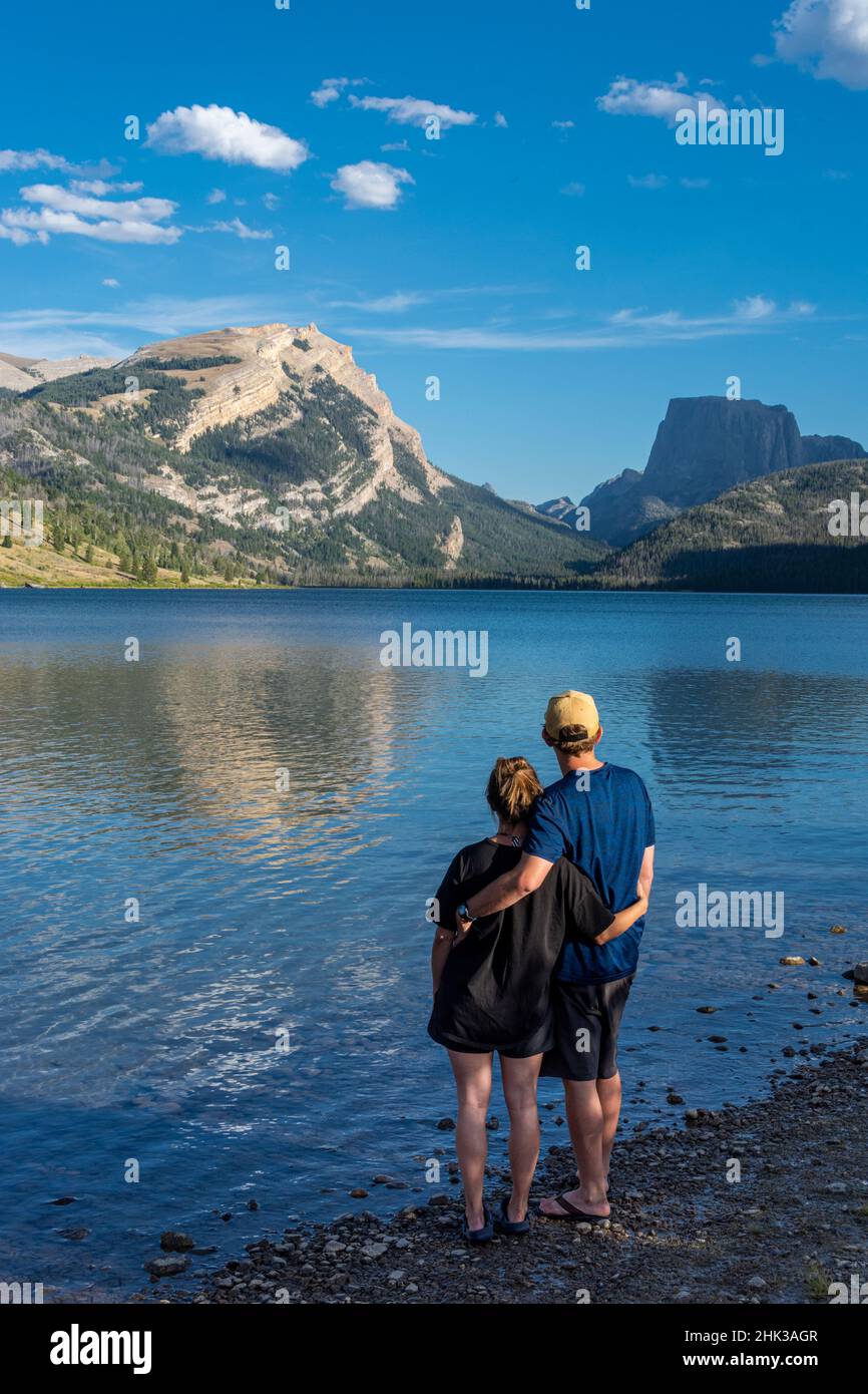 USA, Wyoming. Coppia che abbraccia e gode di vista di White Rock Mountain e Squaretop Peak sopra Green River Lake Foto Stock