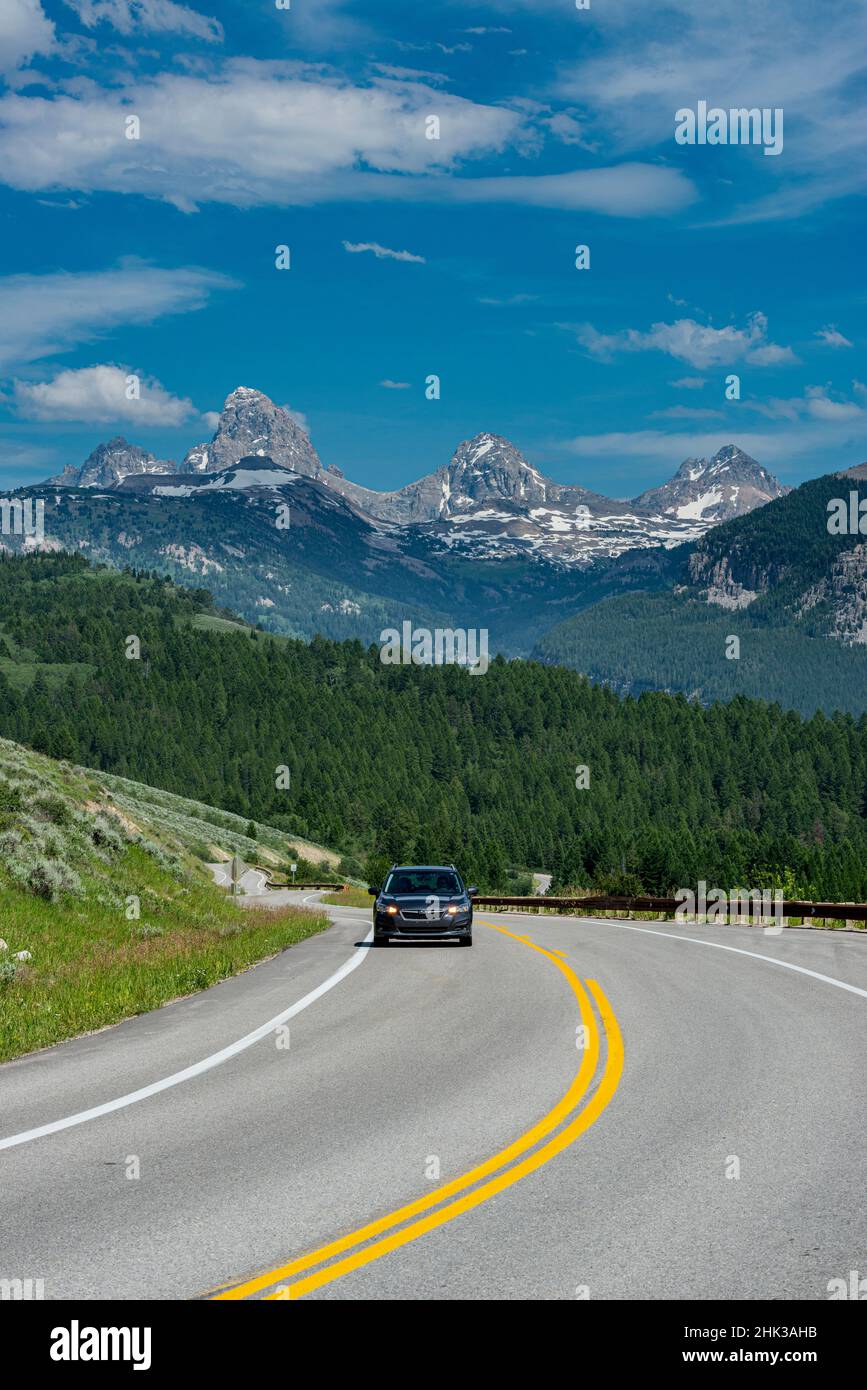 USA, Wyoming. Auto su Ski Hill Road con vista di Grand Teton, lato ovest delle montagne Teton Foto Stock