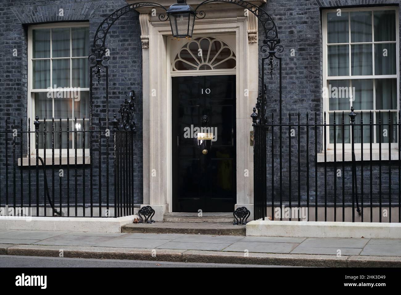 Ingresso al n. 10 Downing Street, residenza ufficiale del primo ministro britannico, Westminster, Londra, Regno Unito Foto Stock