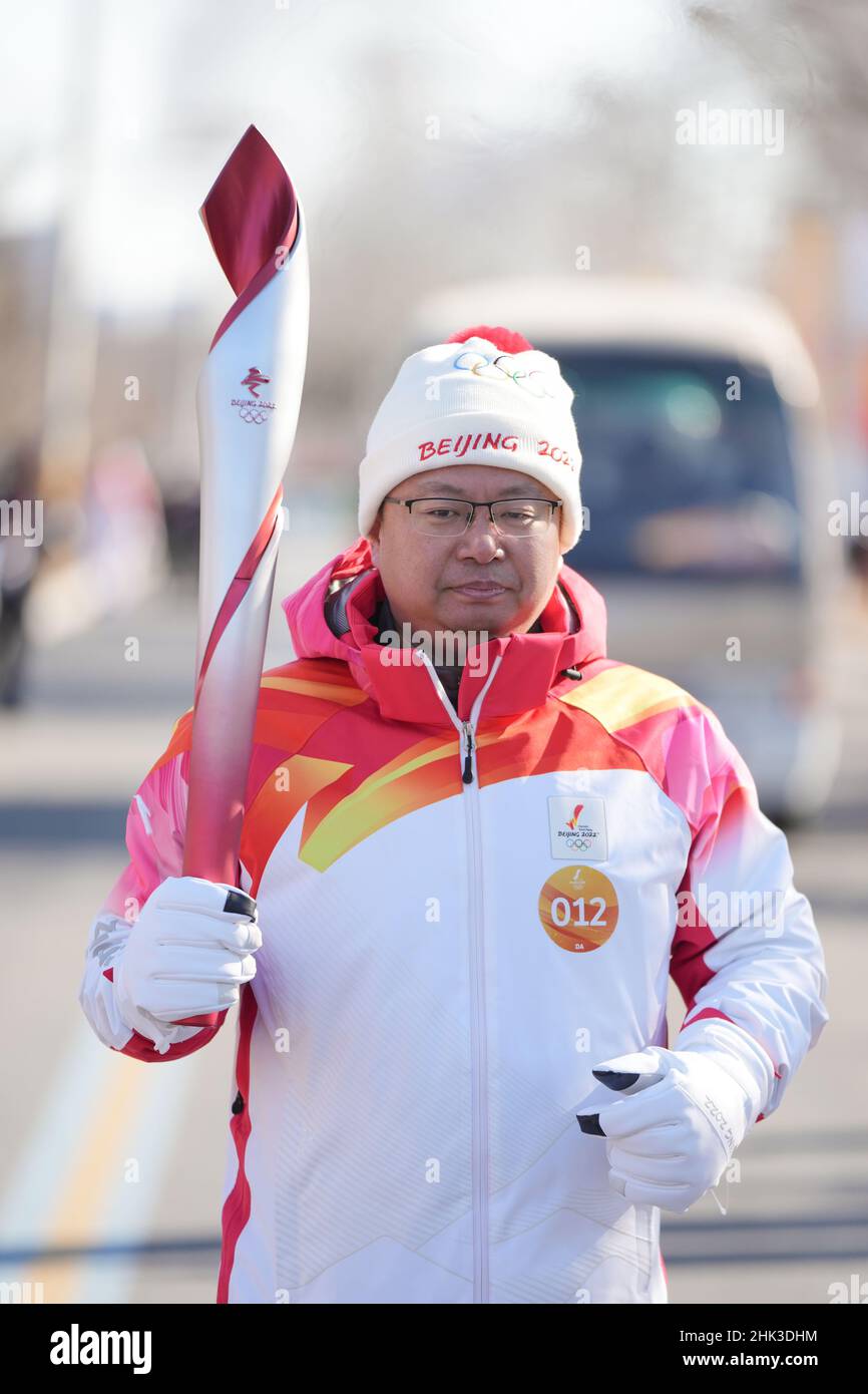 Pechino, Cina. 2nd Feb 2022. Il portatore di torcia Huang Pingping corre con la torcia durante il Beijing 2022 Olympic Torch Relay al Winter Olympic Park di Pechino, capitale della Cina, 2 febbraio 2022. Credit: Xing Guangli/Xinhua/Alamy Live News Foto Stock