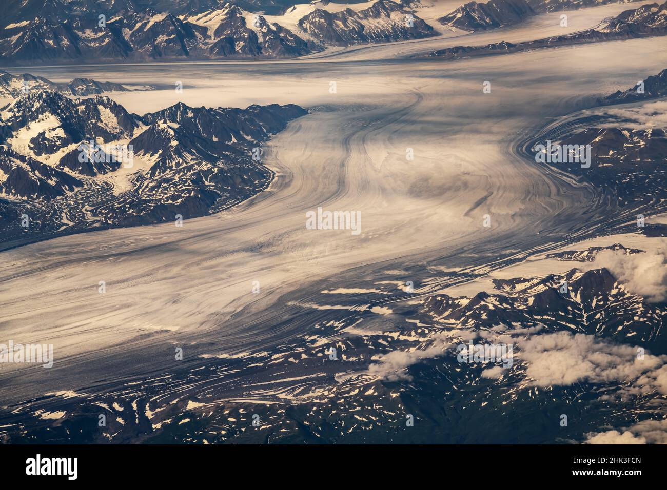 USA, Alaska, catena montuosa di Chugach. Vista aerea del ghiacciaio e delle montagne. Foto Stock